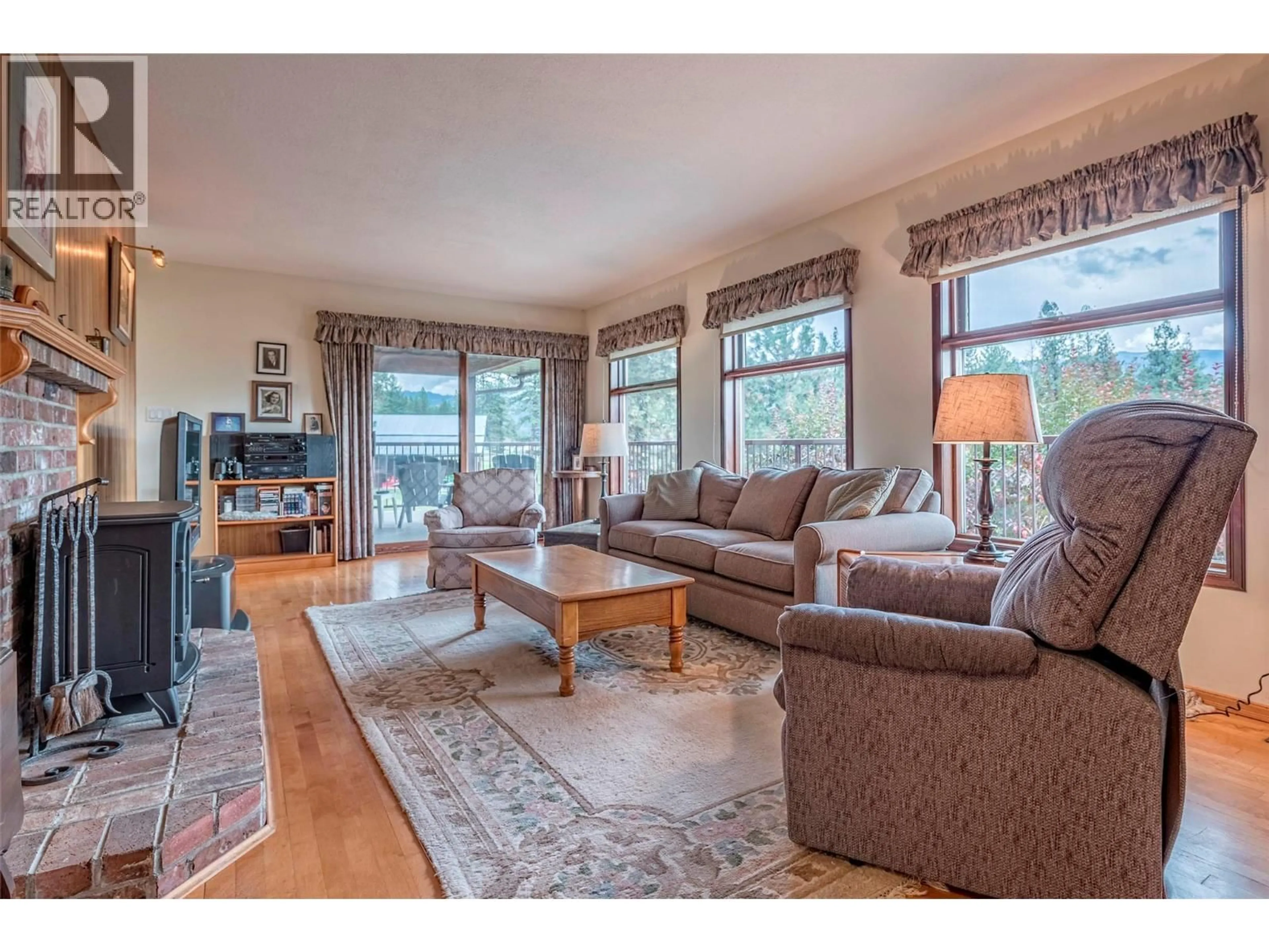 Living room with furniture, wood/laminate floor for 2150 RASHDALE ROAD, Spallumcheen British Columbia V0E1B4