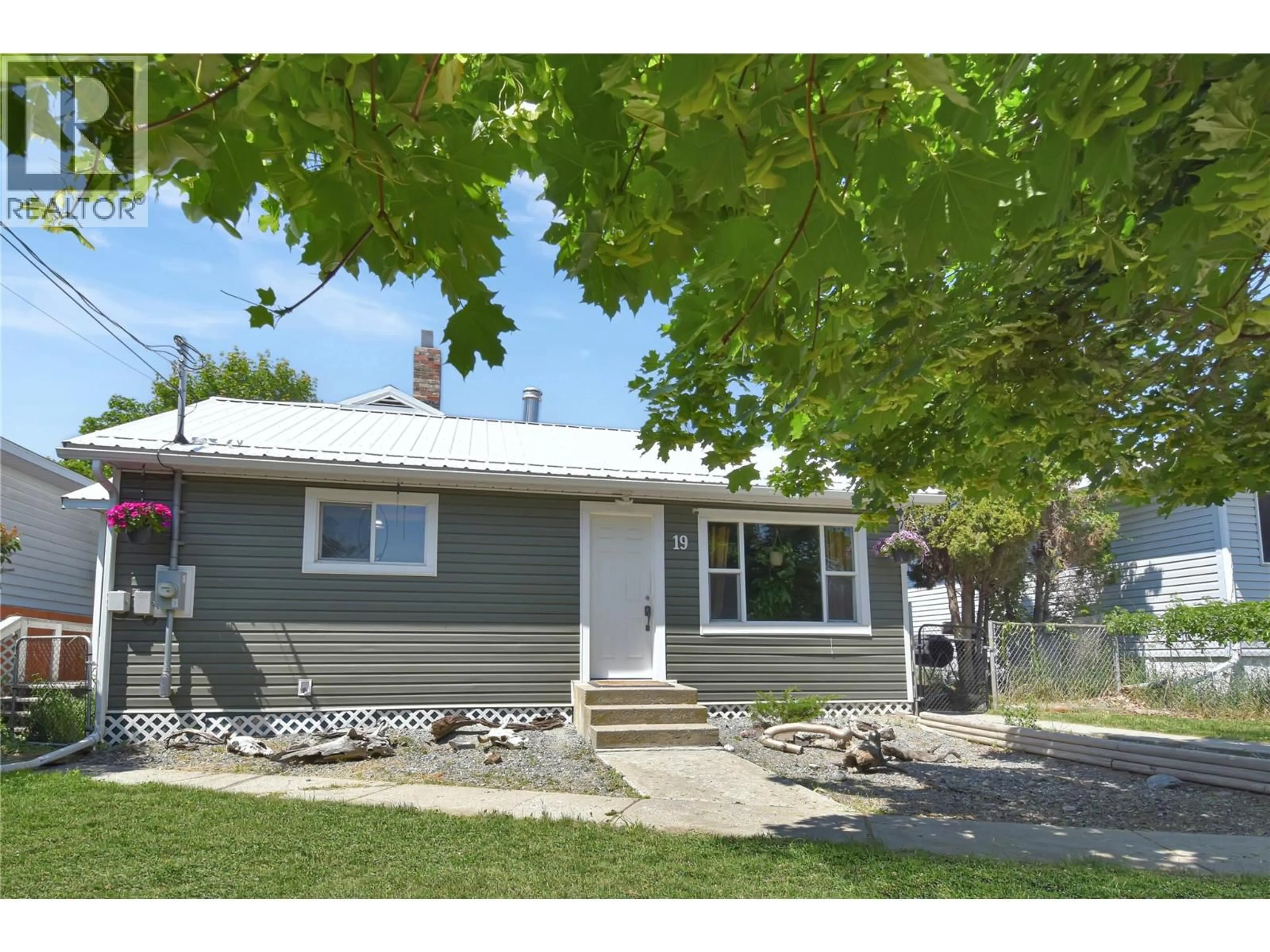 Home with vinyl exterior material, street for 19 WATTSVILLE ROAD OTHER, Cranbrook British Columbia V1C2A1