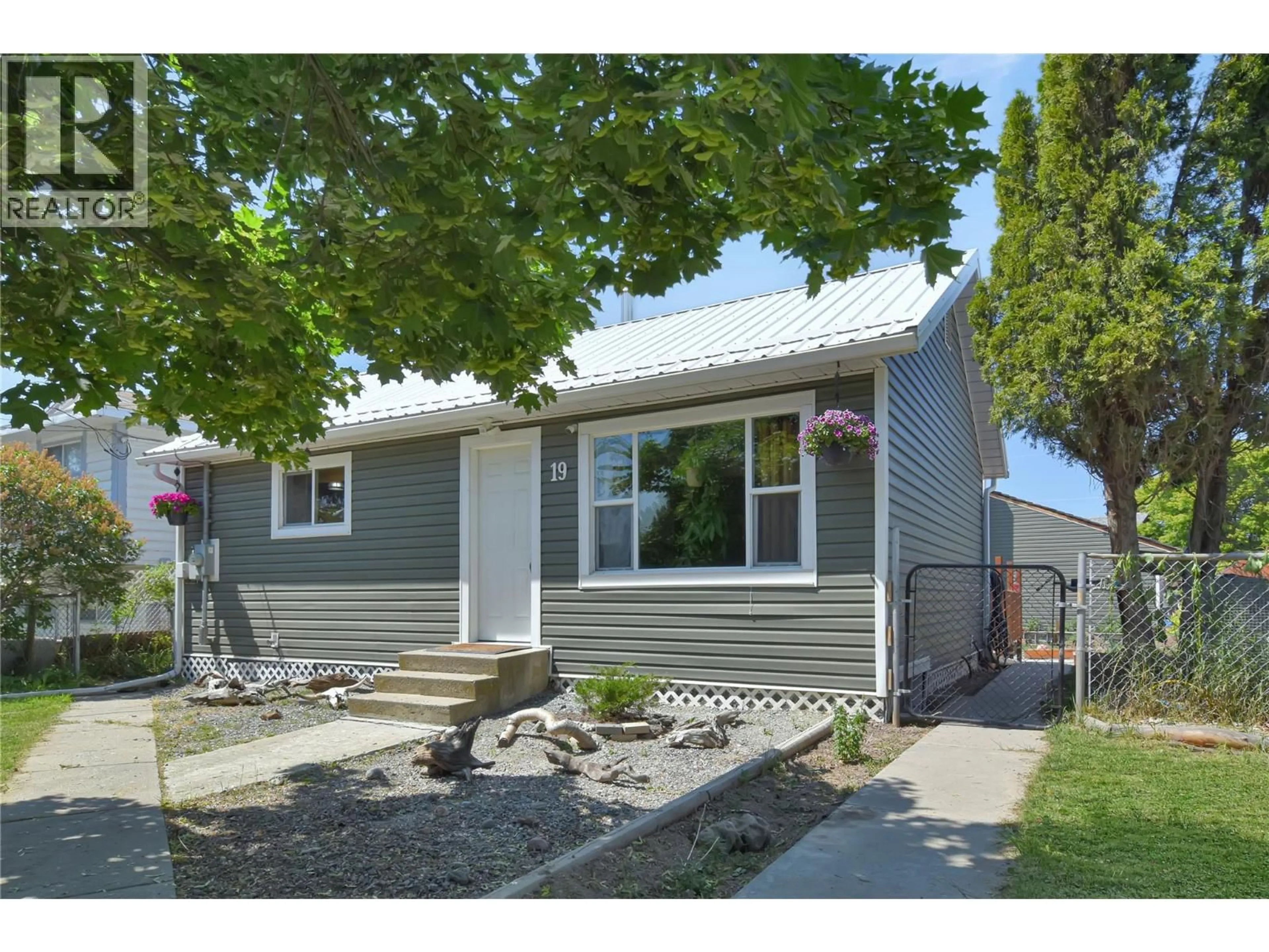 Home with vinyl exterior material, street for 19 WATTSVILLE ROAD OTHER, Cranbrook British Columbia V1C2A1