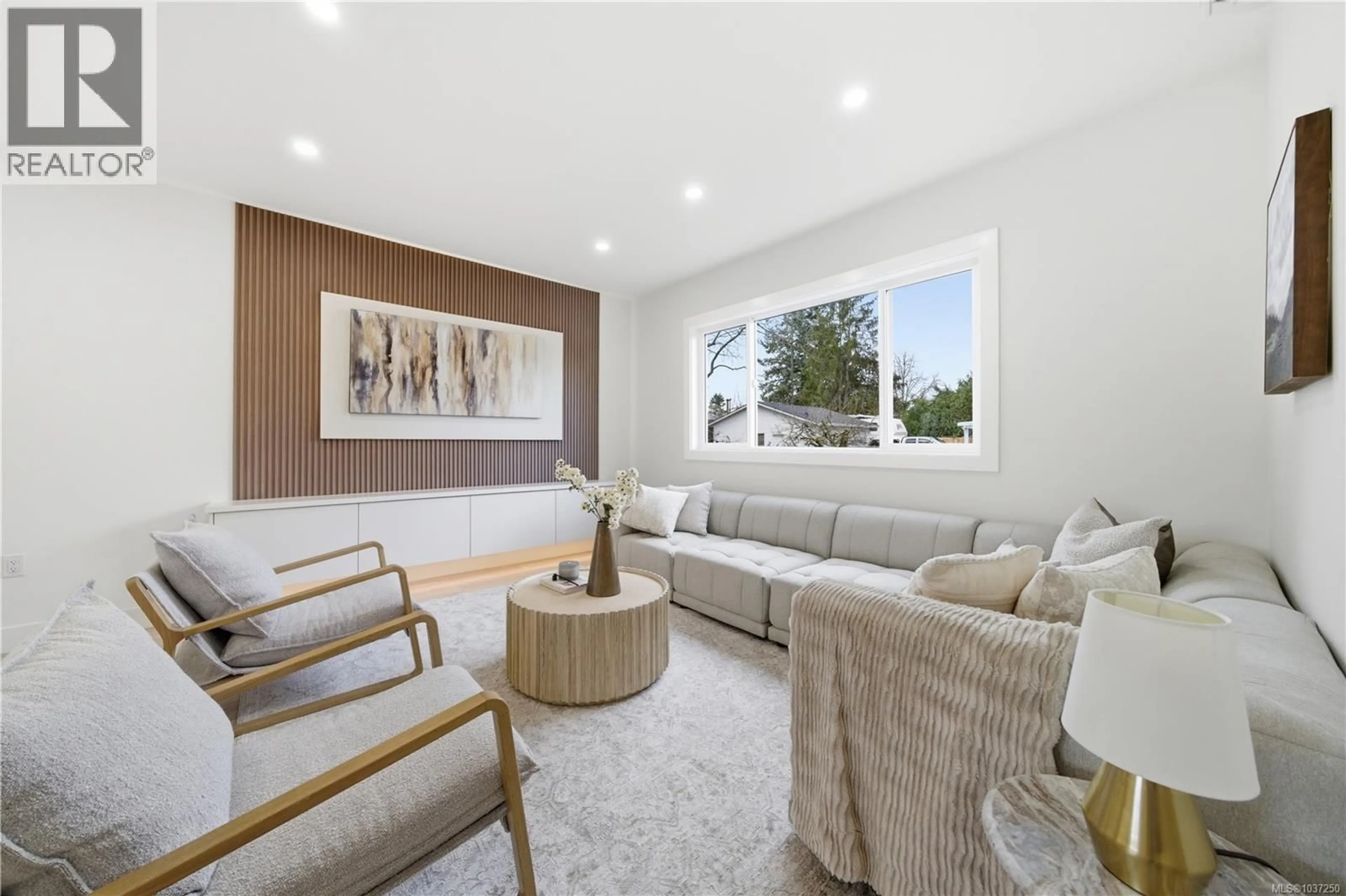 Living room with furniture, unknown for 3 - 621 BROADWAY STREET, Saanich British Columbia V8Z2G5