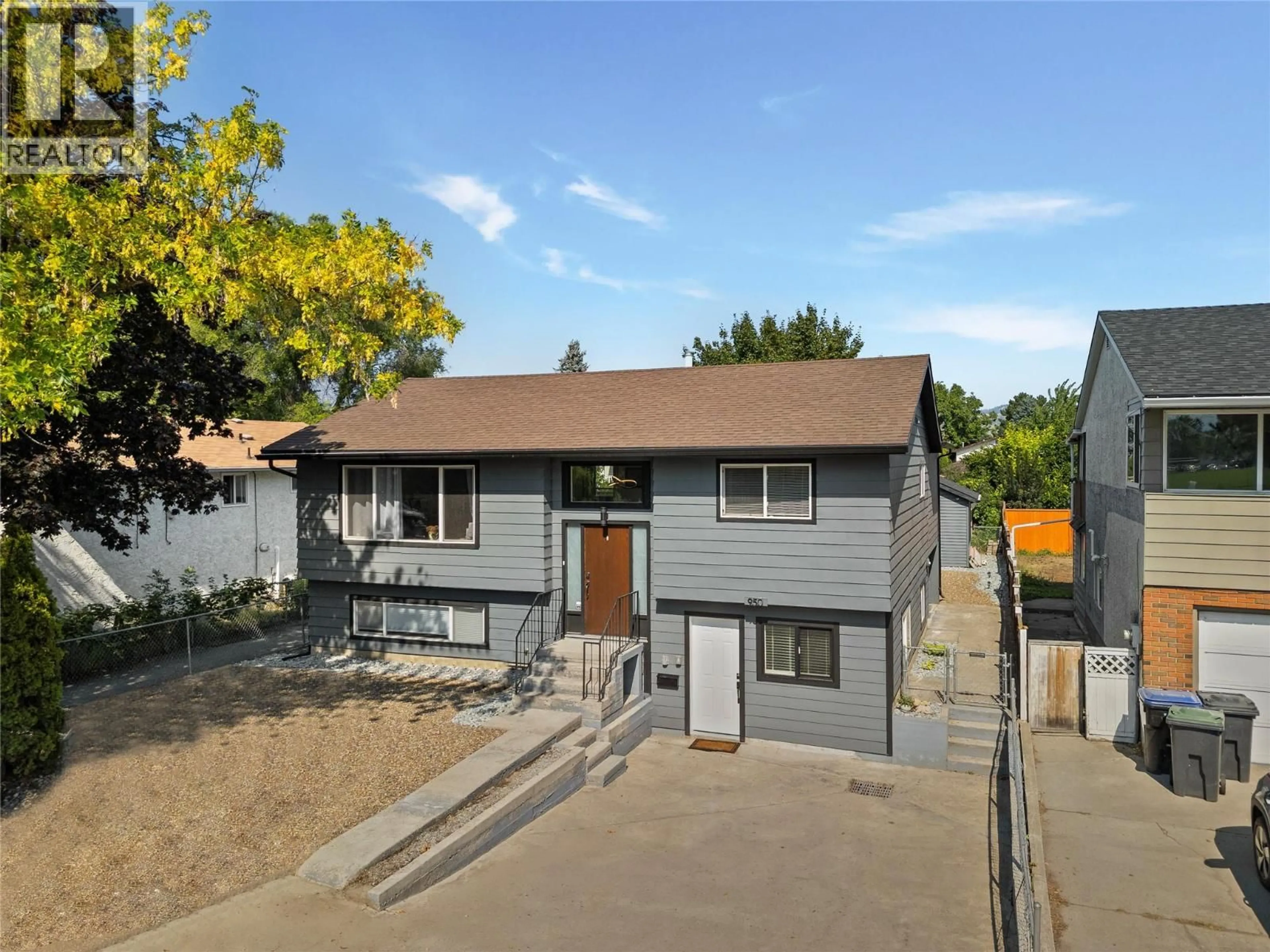 Home with vinyl exterior material, street for 950 RAYMER AVENUE, Kelowna British Columbia V1Y4Z9