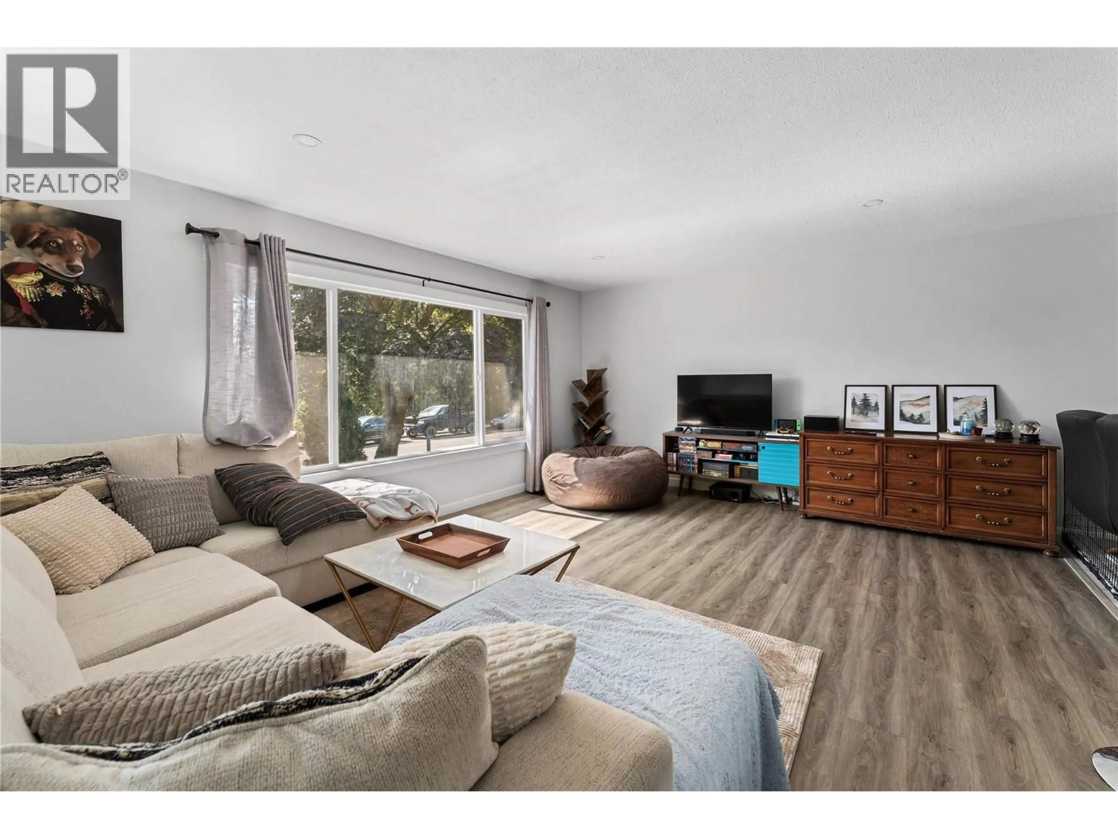 Living room with furniture, wood/laminate floor for 950 RAYMER AVENUE, Kelowna British Columbia V1Y4Z9