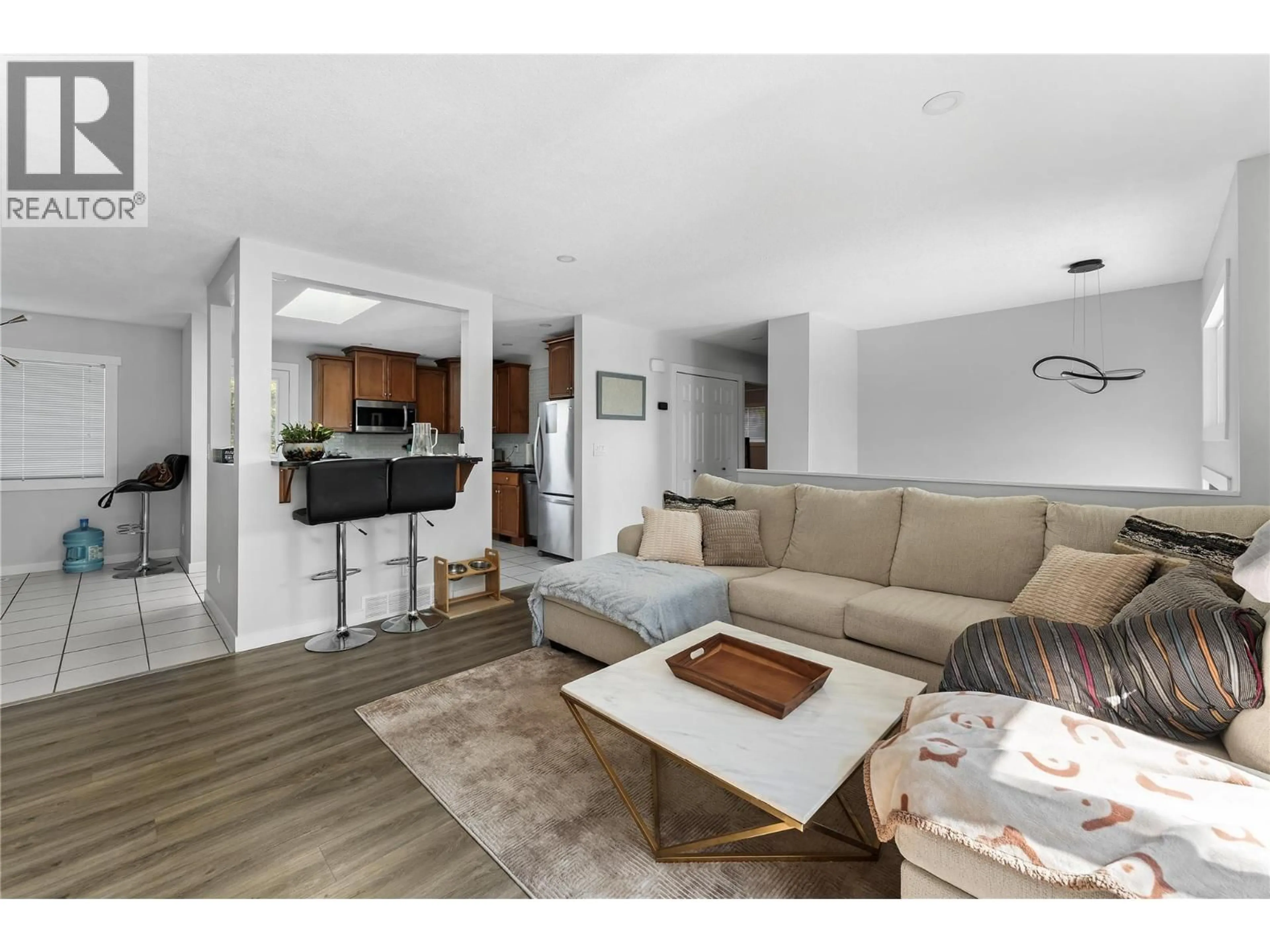 Living room with furniture, unknown for 950 RAYMER AVENUE, Kelowna British Columbia V1Y4Z9