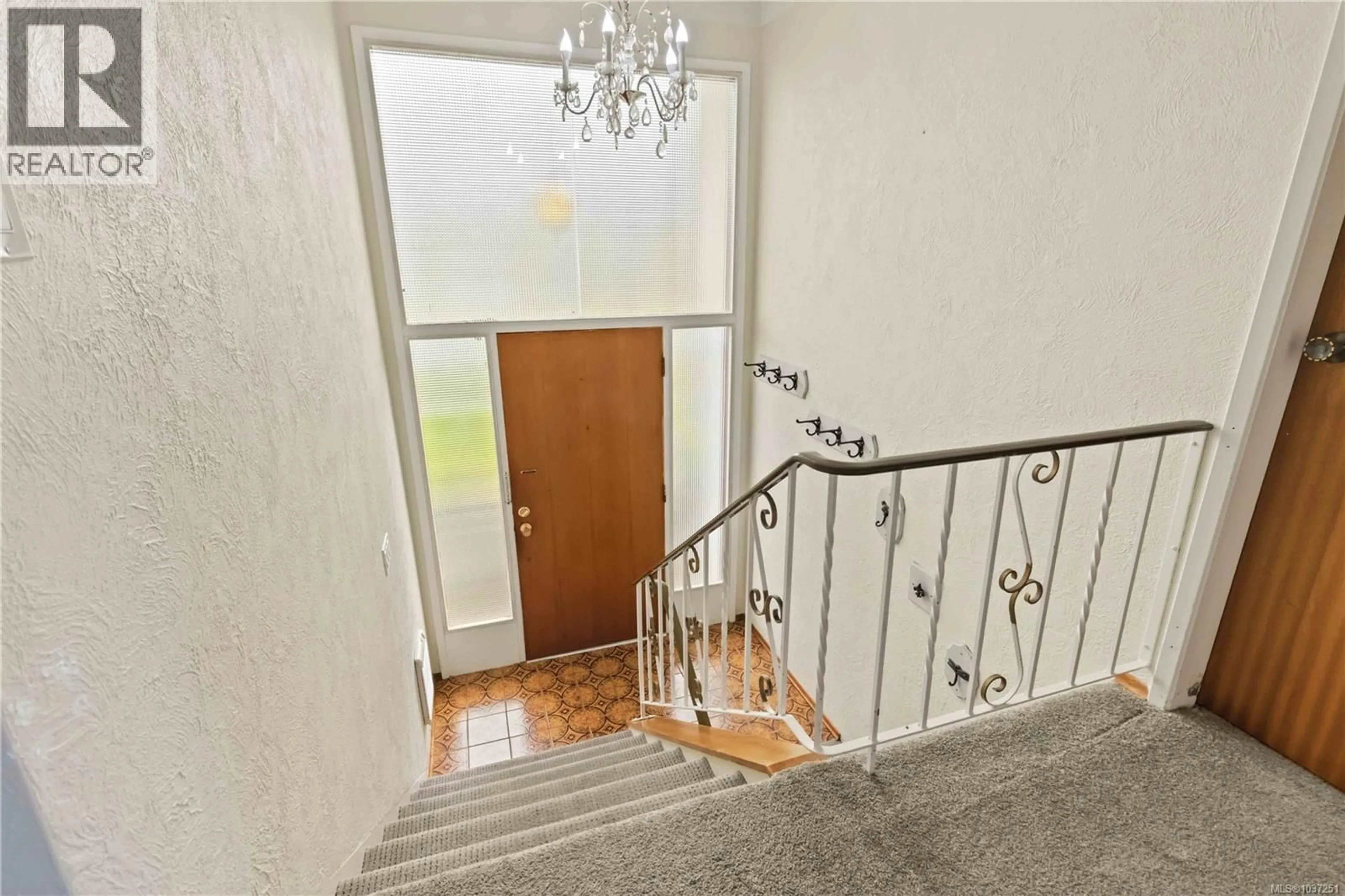 Indoor foyer for 1273 DENMAN STREET, Victoria British Columbia V8T1L8