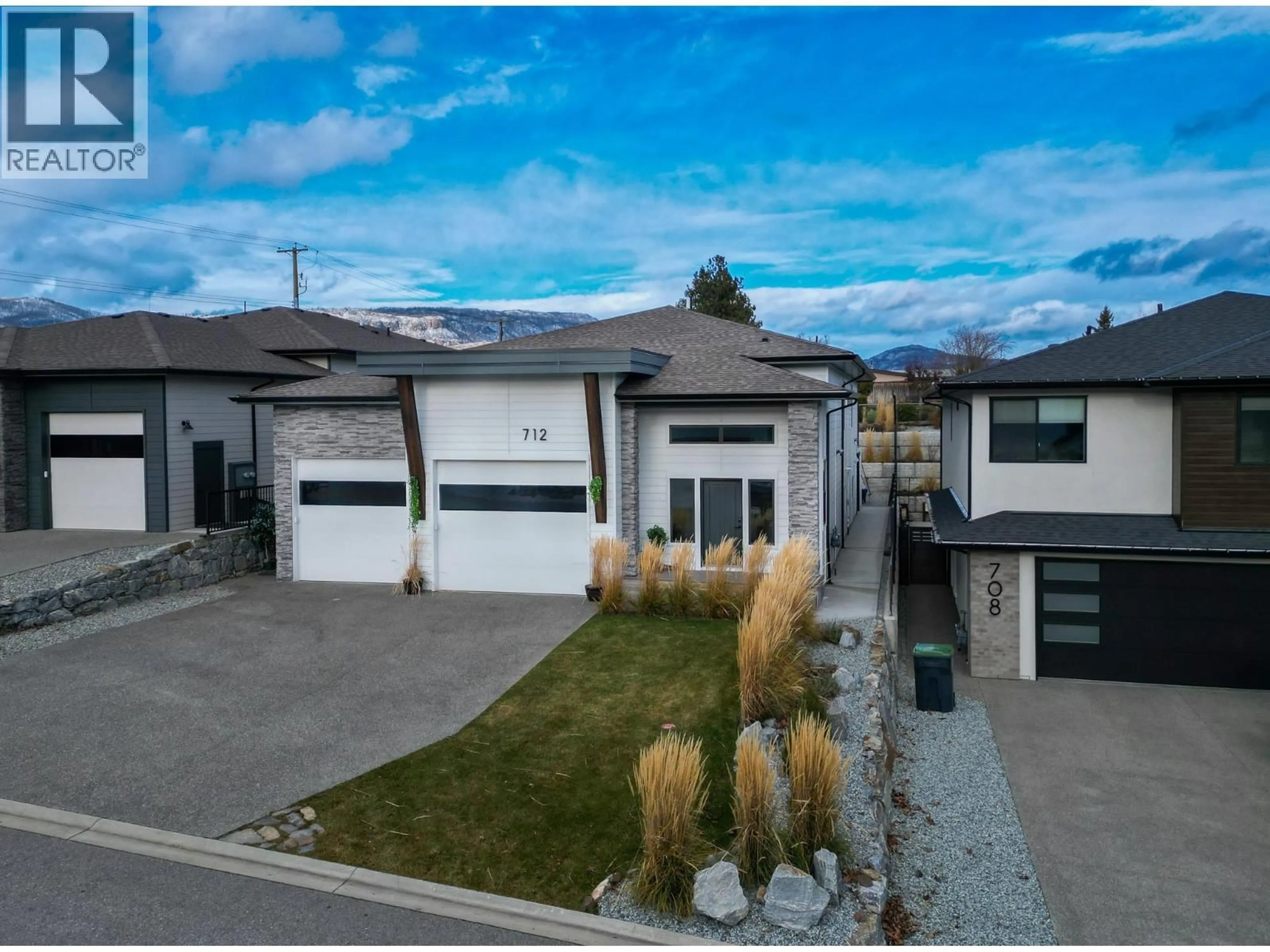 A pic from outside/outdoor area/front of a property/back of a property/a pic from drone, street for 712 LAKE COURT, West Kelowna British Columbia V1Z0A3