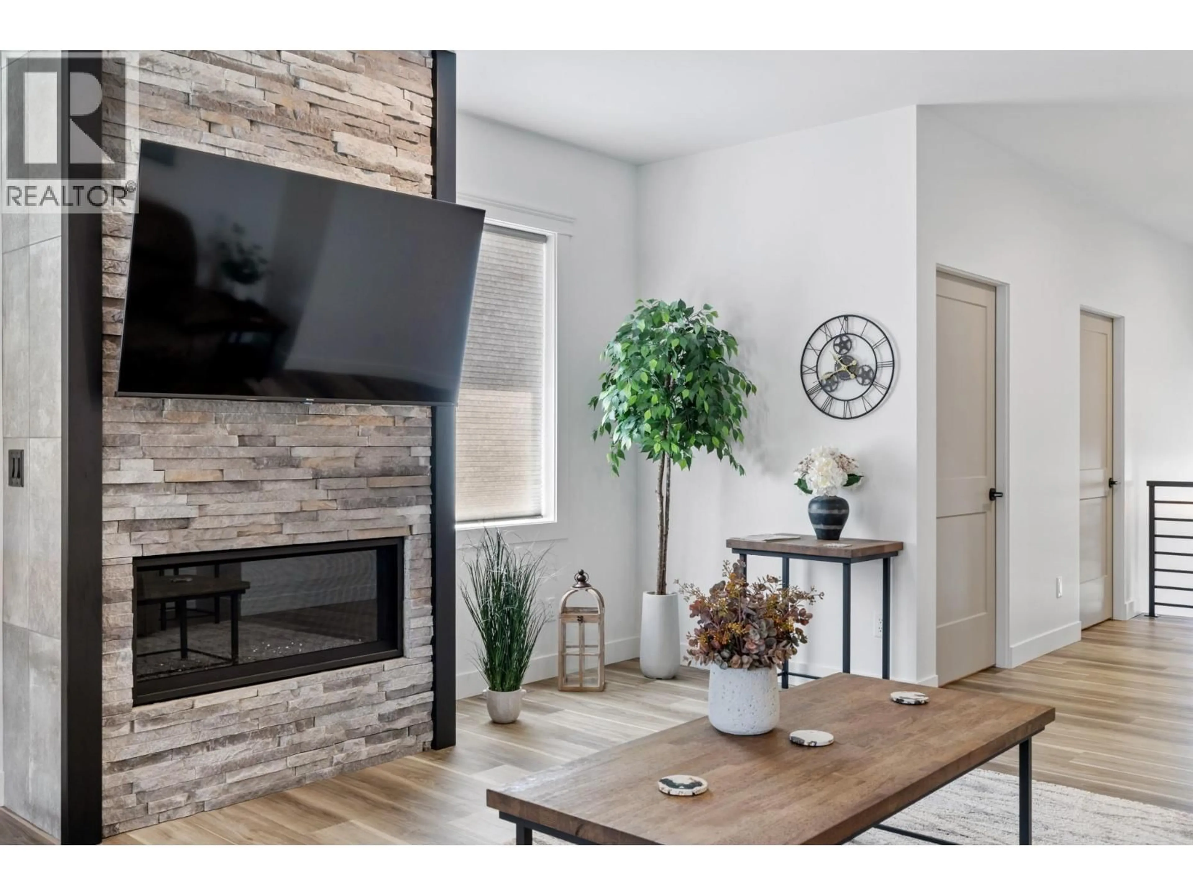 Living room with furniture, wood/laminate floor for 712 LAKE COURT, West Kelowna British Columbia V1Z0A3