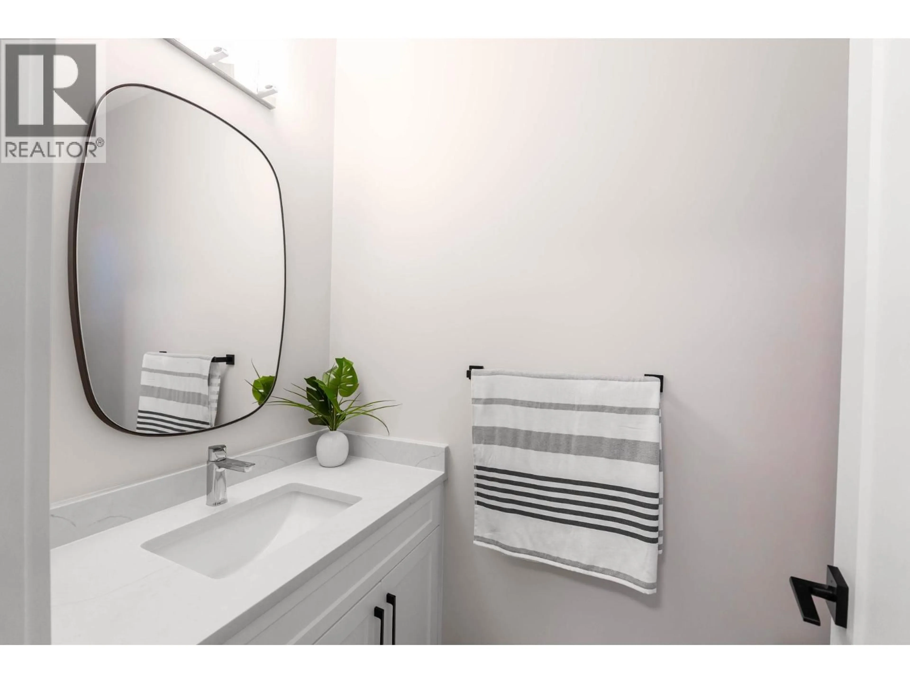 Standard bathroom, ceramic/tile floor for 1671 HARBOUR VIEW CRESCENT, Kelowna British Columbia V1Z4E1