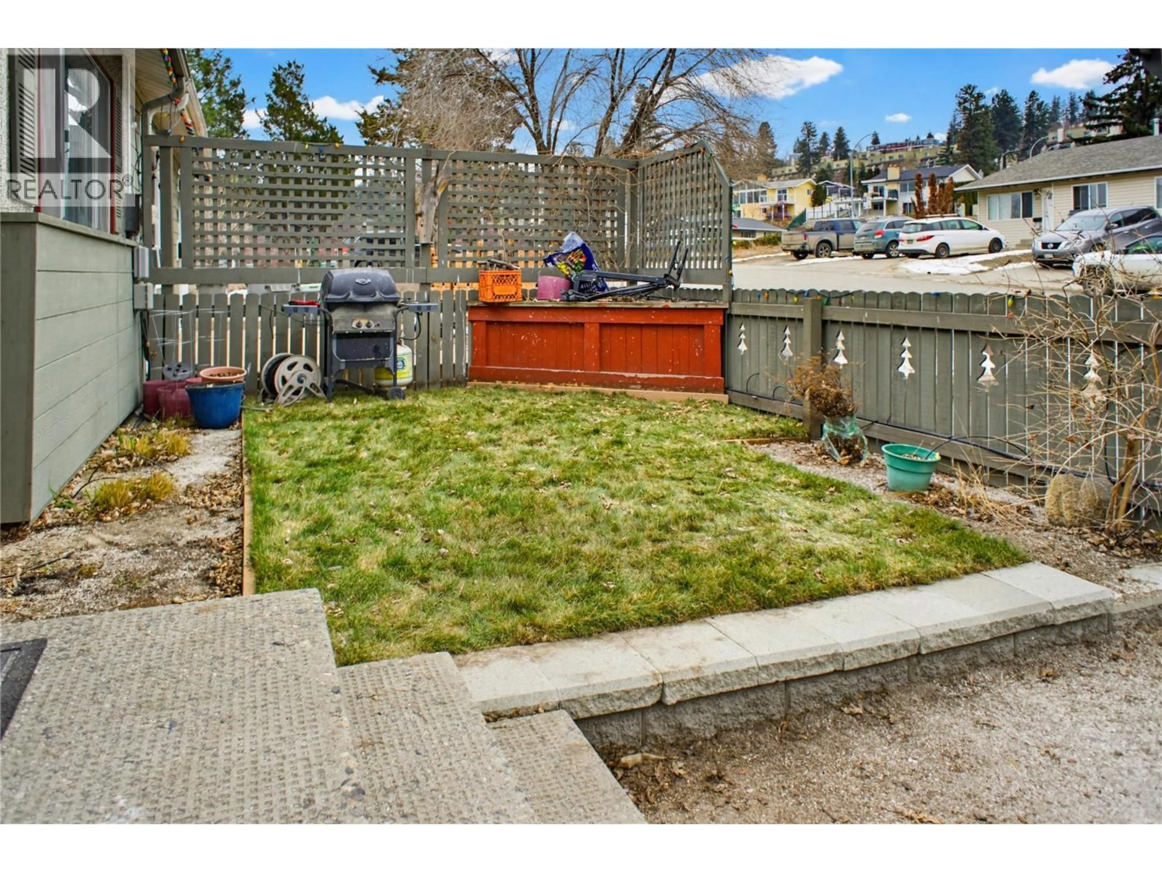 Patio, street for 342 MONMOUTH DRIVE, Kamloops British Columbia V2E1N7