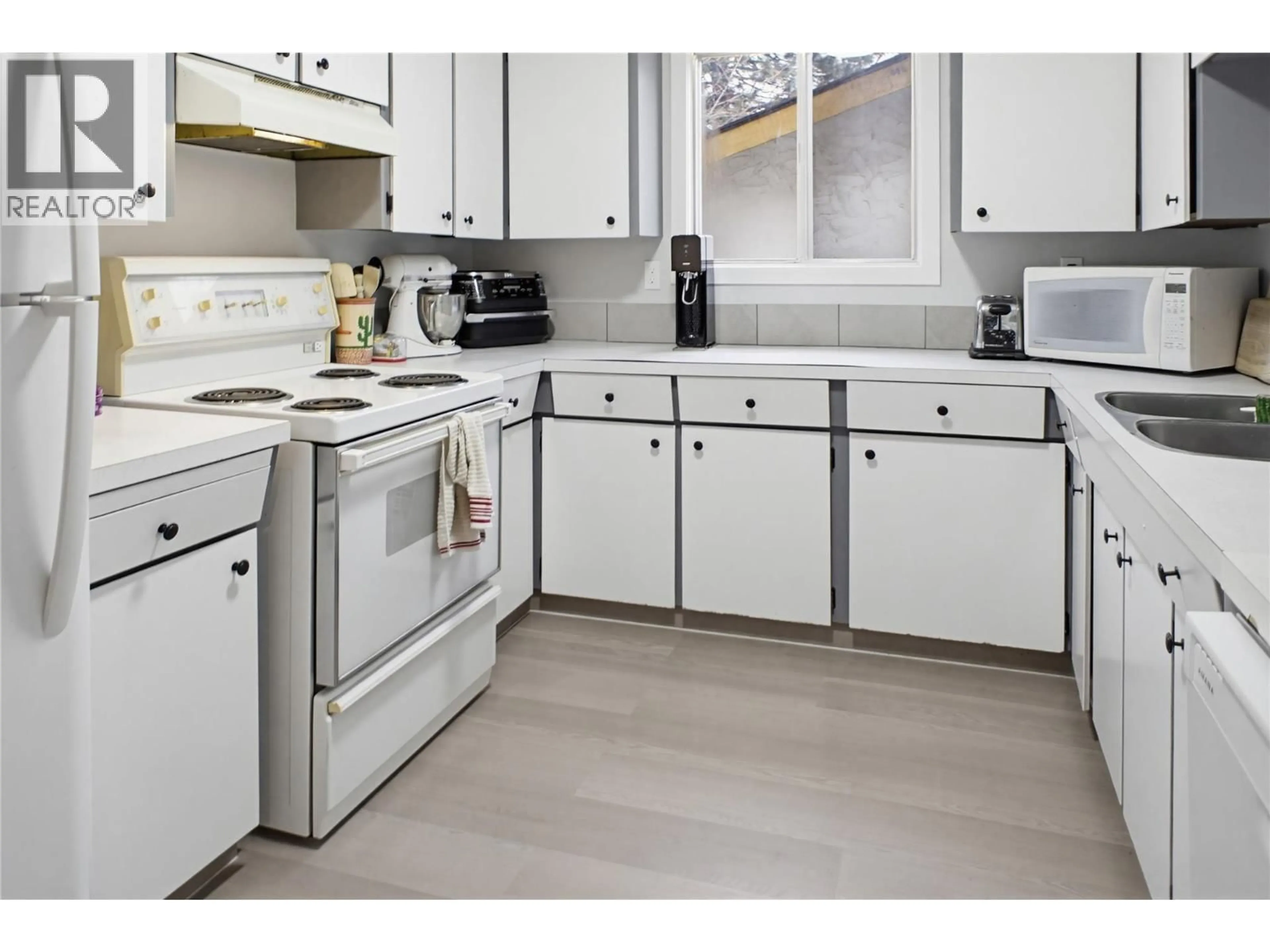 Standard kitchen, unknown for 342 MONMOUTH DRIVE, Kamloops British Columbia V2E1N7