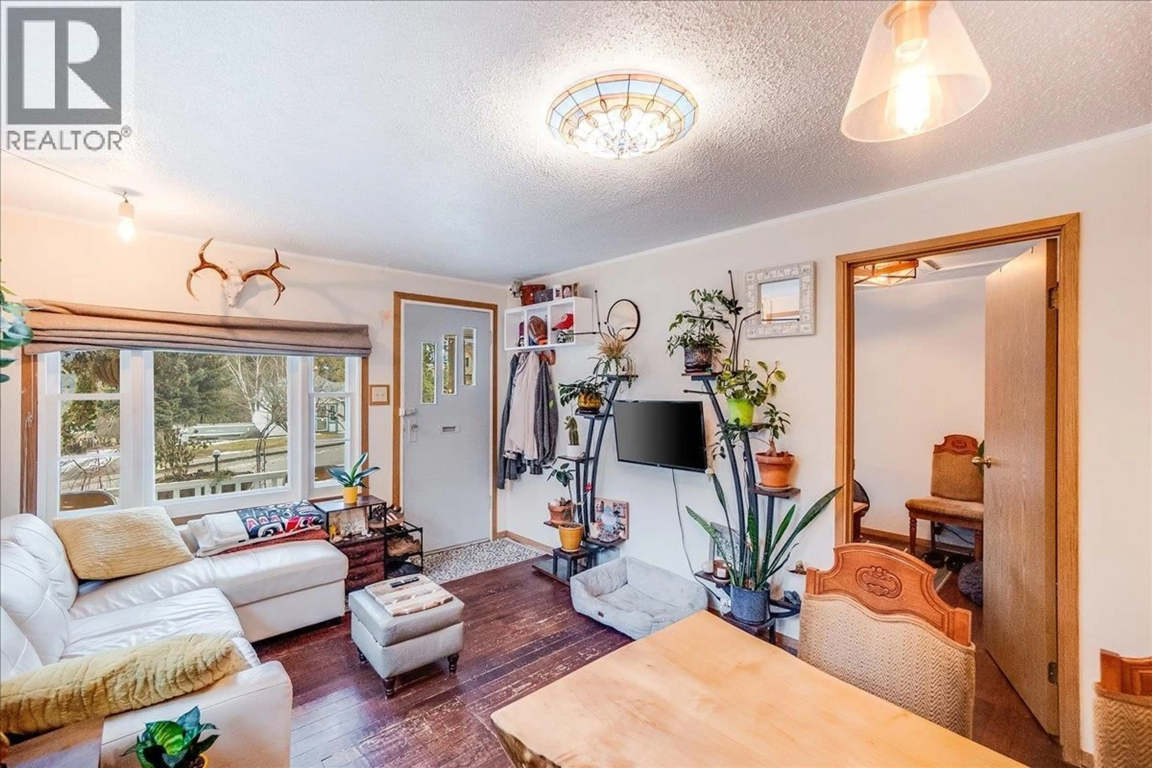 Living room with furniture, wood/laminate floor for 810 KOKANEE AVENUE, Nelson British Columbia V1L3P6