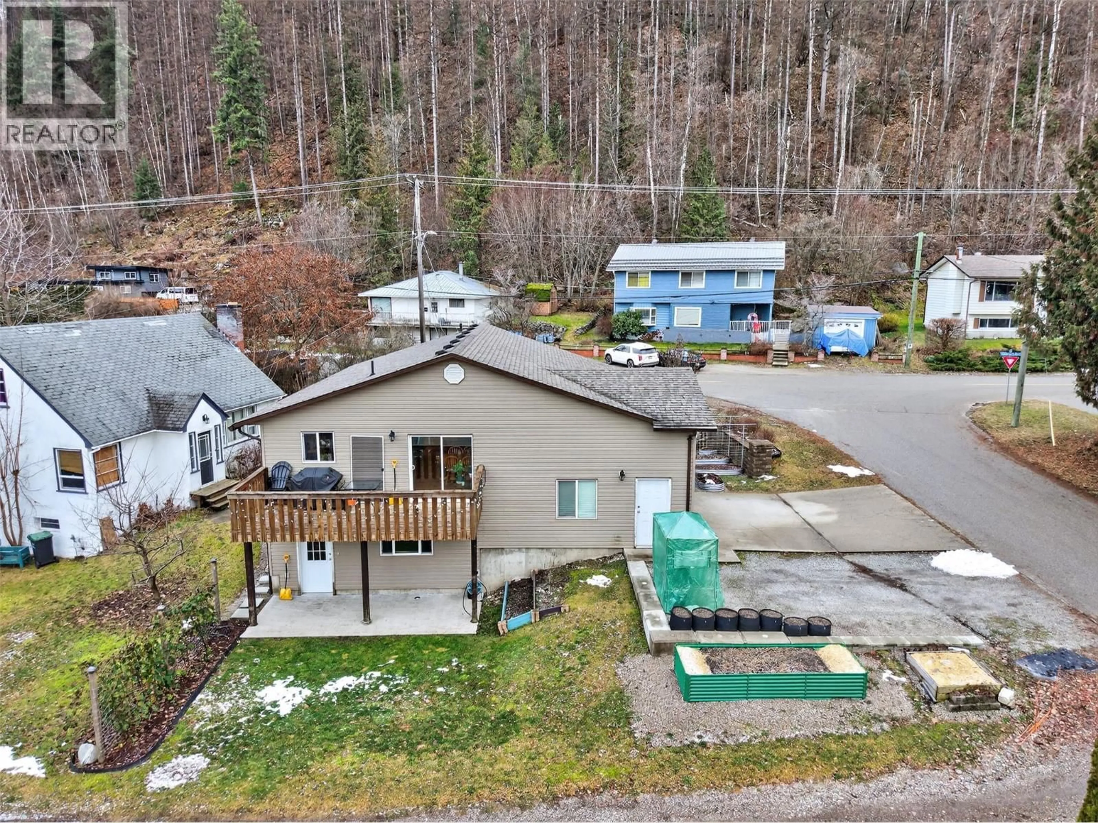 A pic from outside/outdoor area/front of a property/back of a property/a pic from drone, unknown for 120 KOOTENAY AVENUE, Castlegar British Columbia V1N4H4