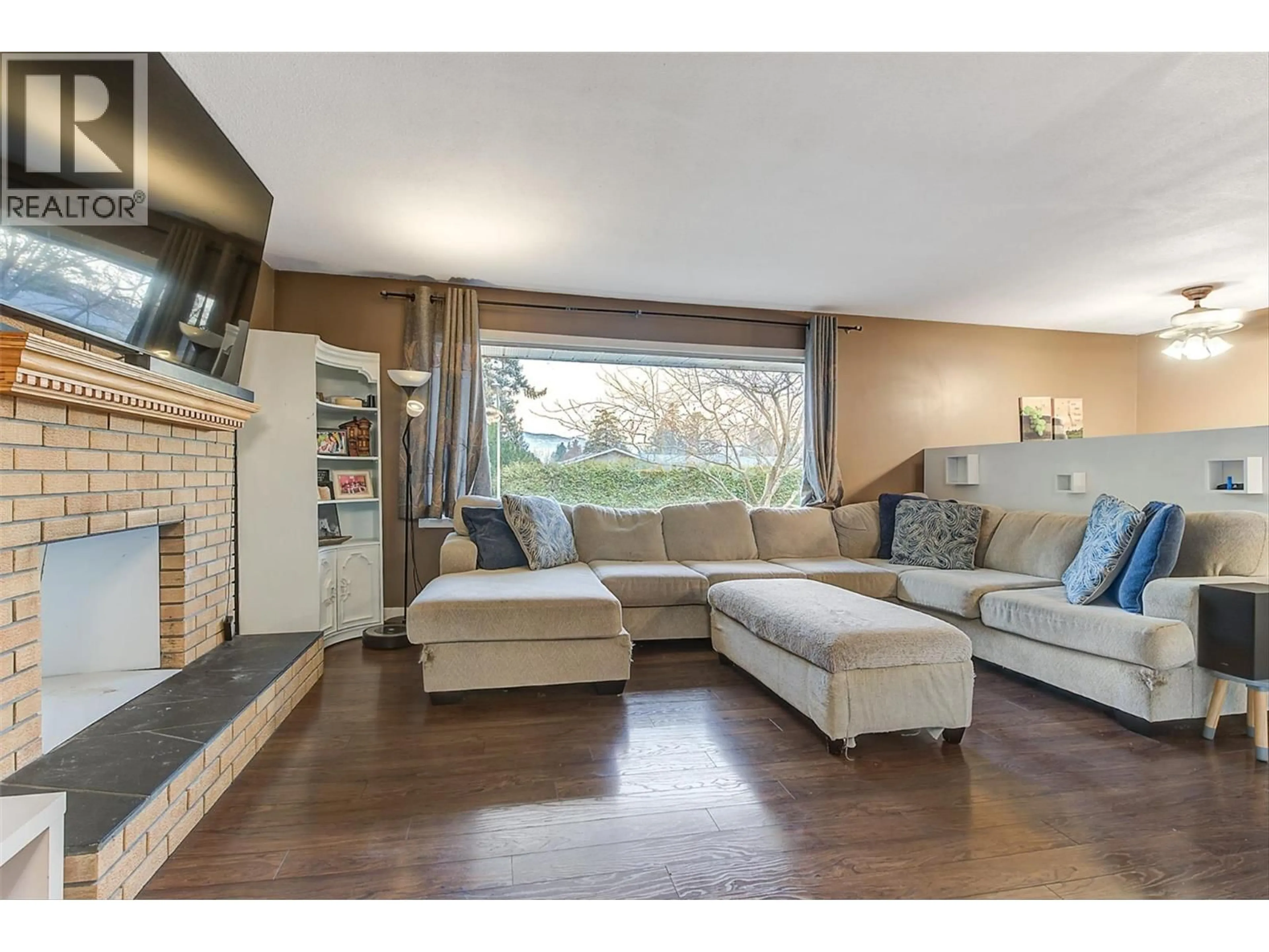 Living room with furniture, wood/laminate floor for 964 TRONSON DRIVE, Kelowna British Columbia V1Y4E1