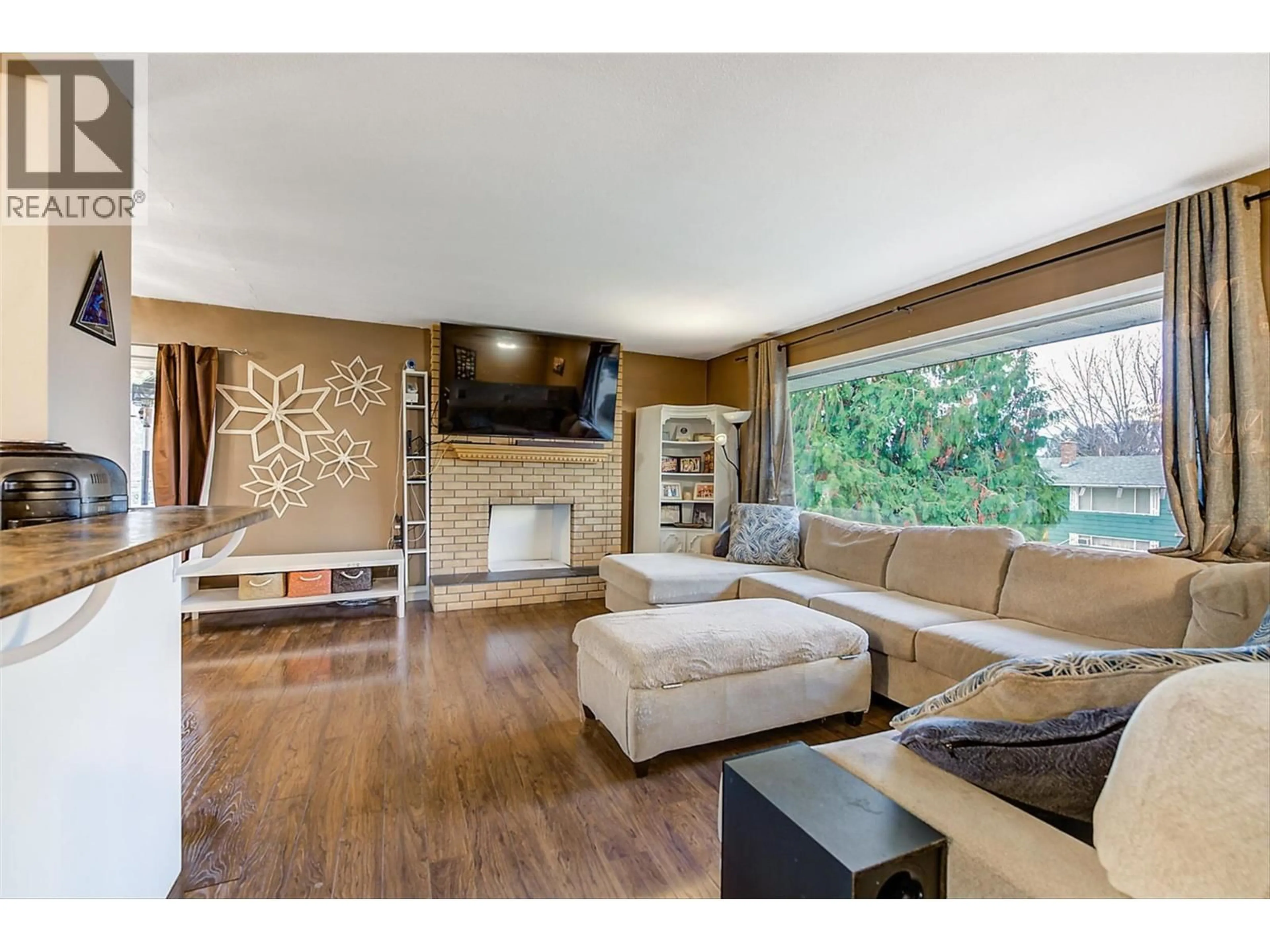 Living room with furniture, wood/laminate floor for 964 TRONSON DRIVE, Kelowna British Columbia V1Y4E1