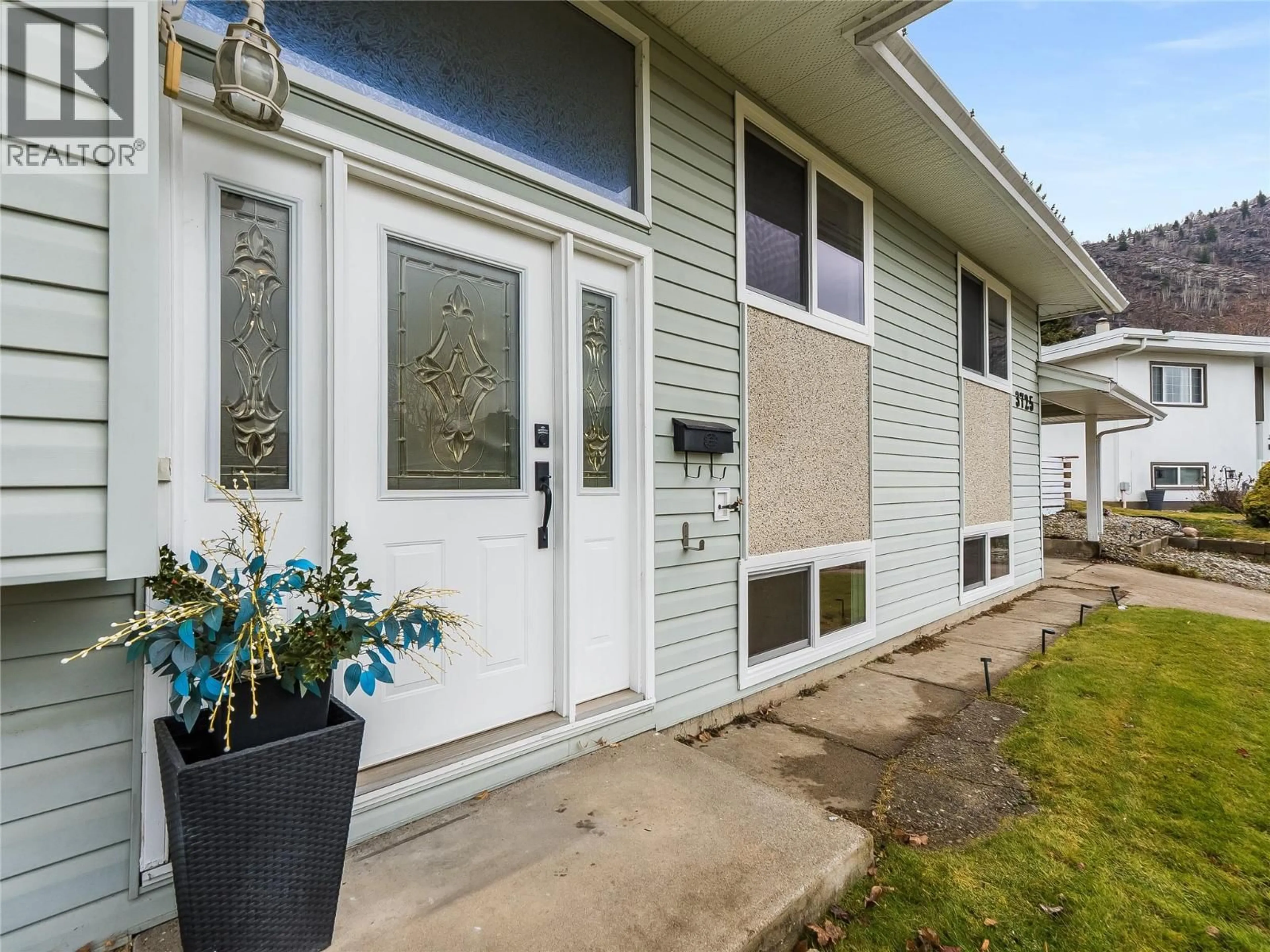 Home with vinyl exterior material, street for 3725 DOGWOOD DRIVE, Trail British Columbia V1R2V4