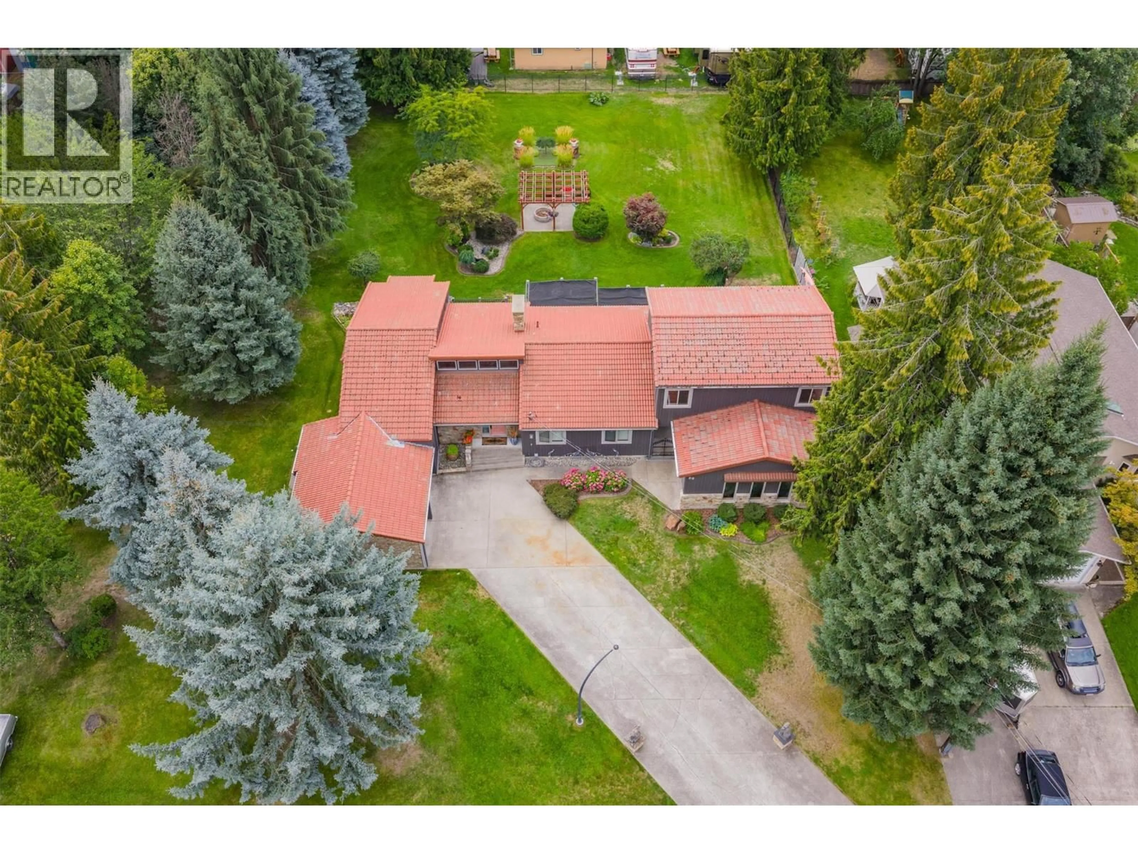 A pic from outside/outdoor area/front of a property/back of a property/a pic from drone, street for 25 WILSON ROAD, Christina Lake British Columbia V0H1E0