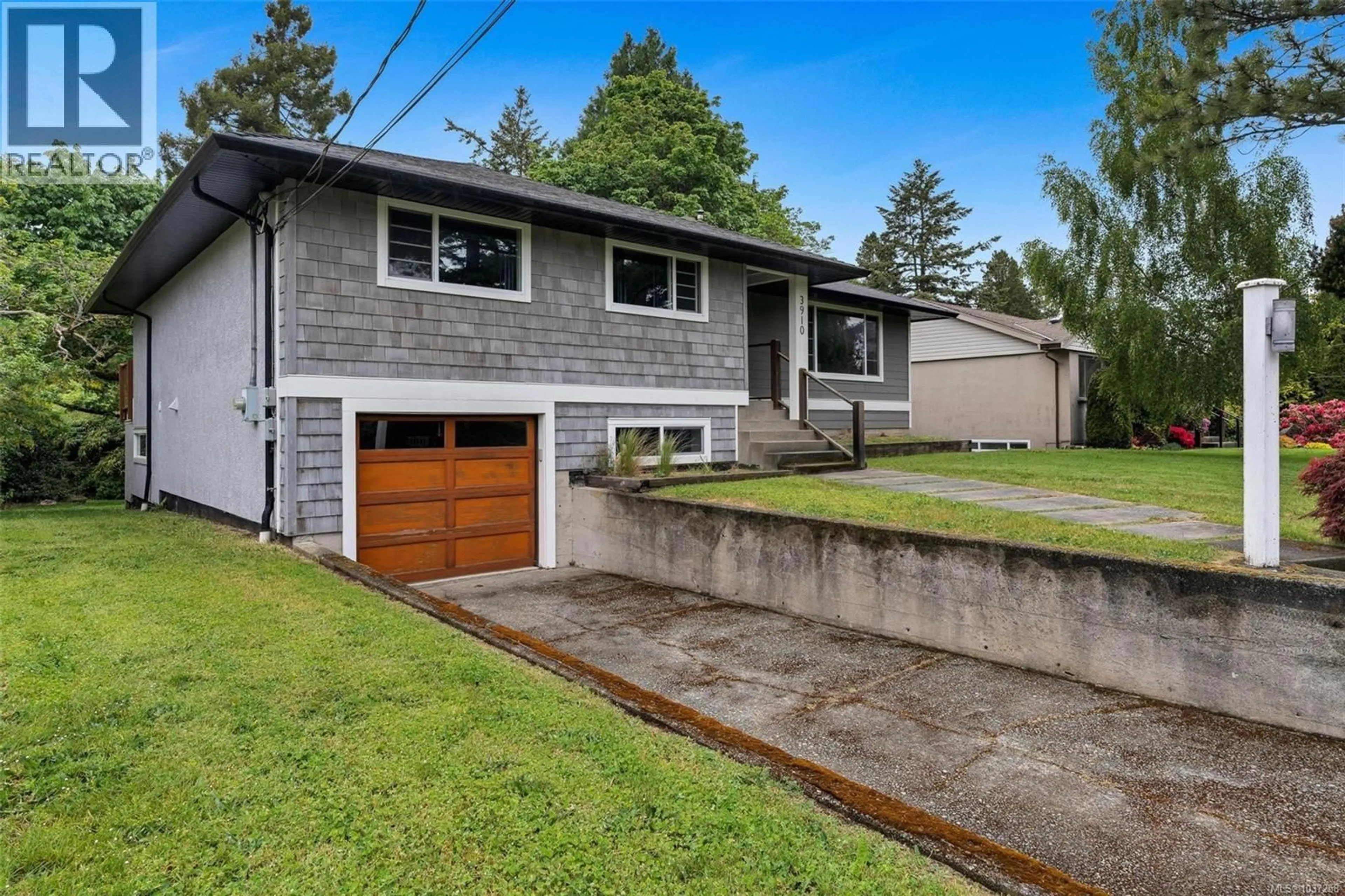 Home with vinyl exterior material, street for 3910 HOBBS STREET, Saanich British Columbia V8N4C9