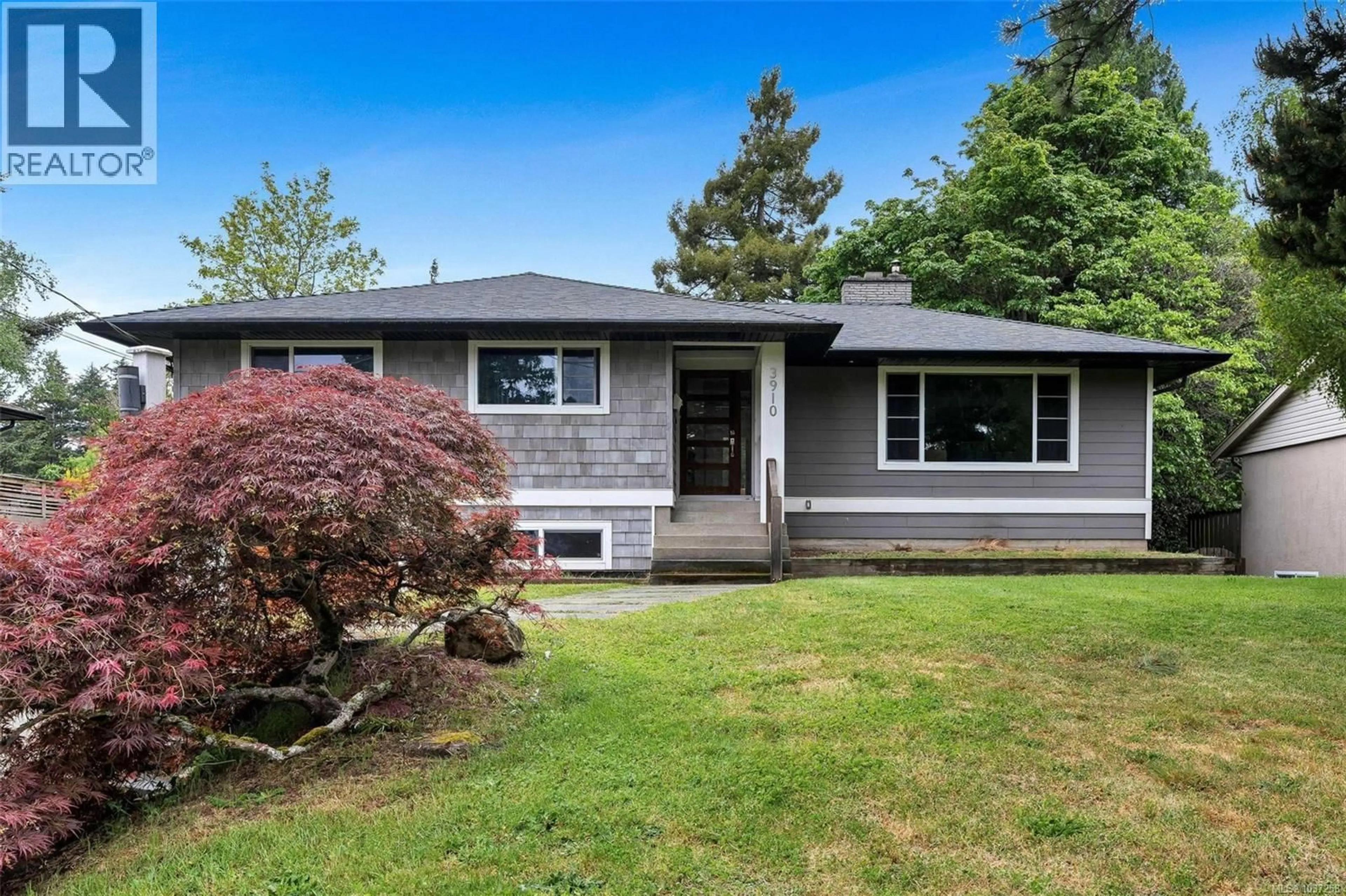 Home with vinyl exterior material, street for 3910 HOBBS STREET, Saanich British Columbia V8N4C9