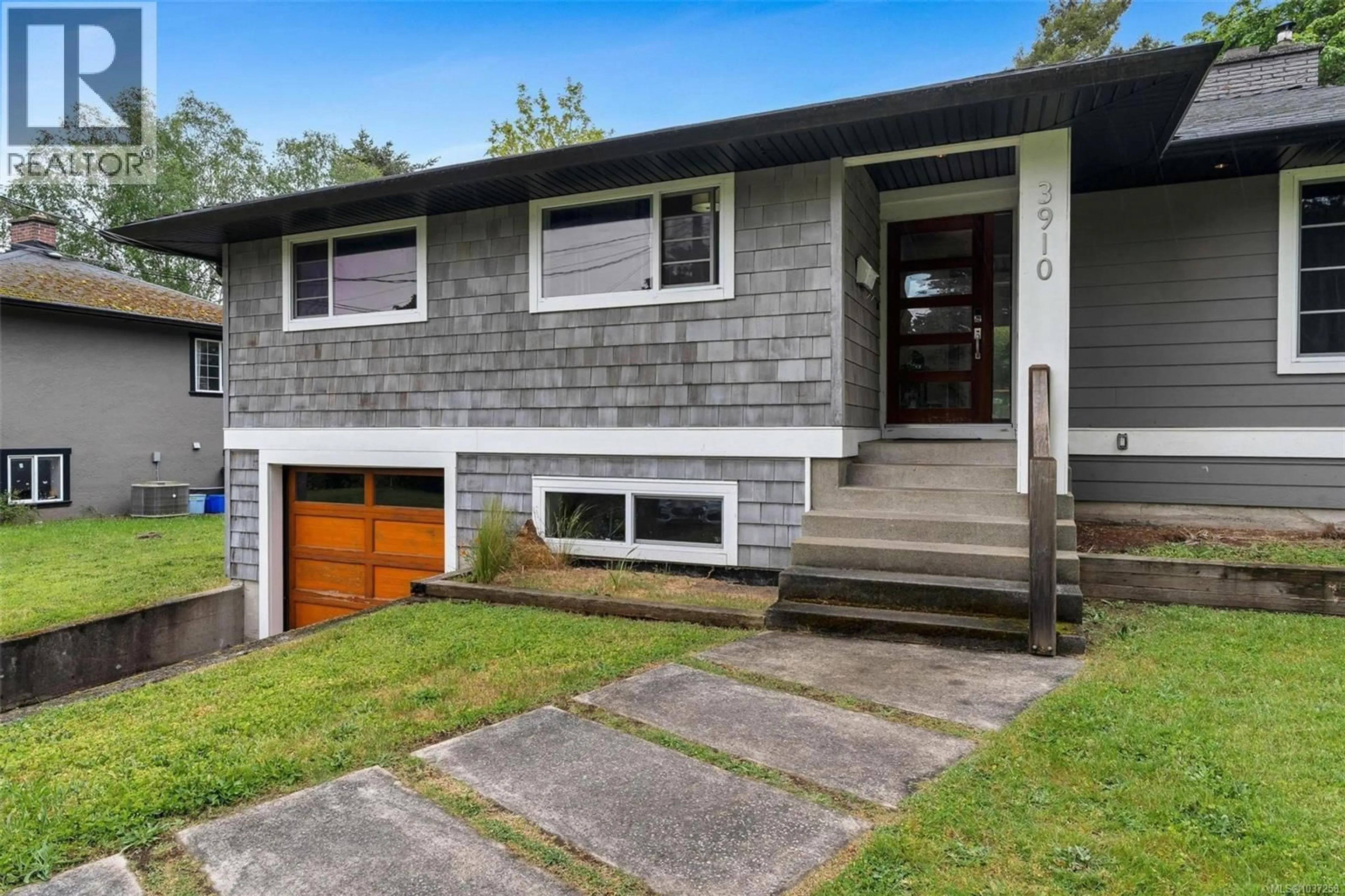 Home with vinyl exterior material, street for 3910 HOBBS STREET, Saanich British Columbia V8N4C9