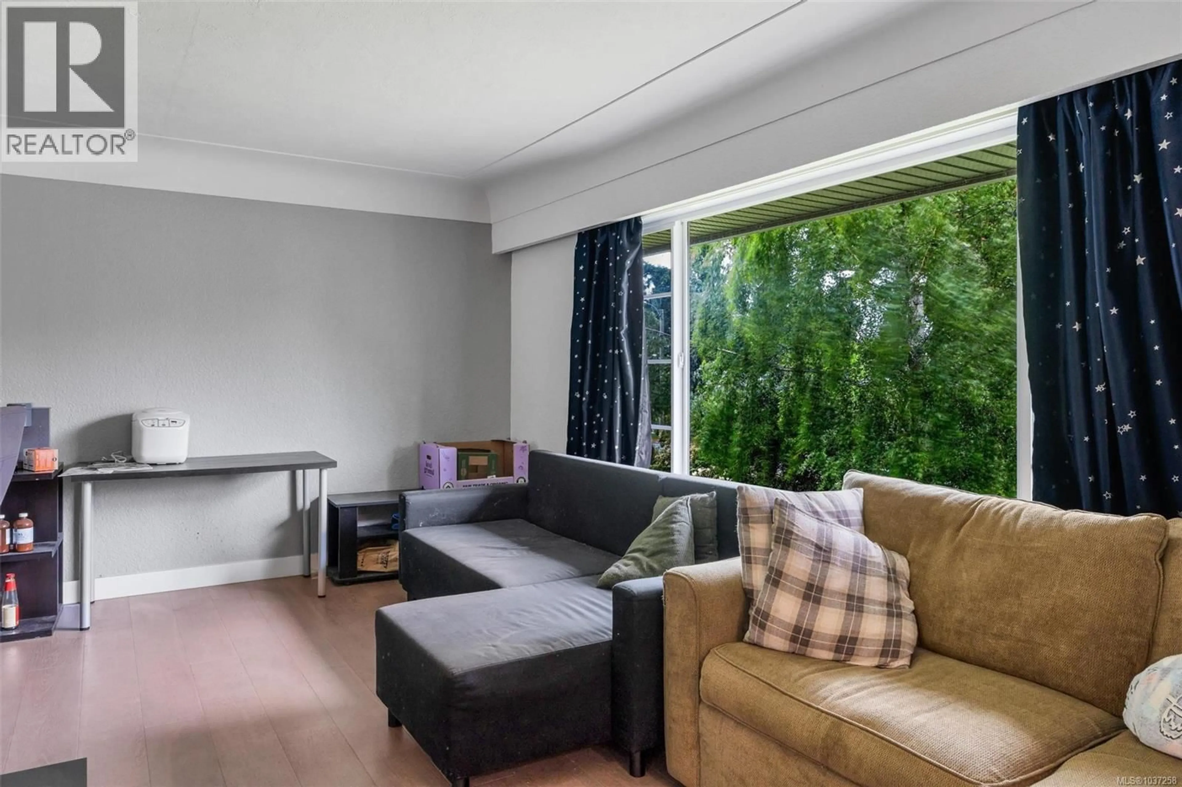 Living room with furniture, unknown for 3910 HOBBS STREET, Saanich British Columbia V8N4C9