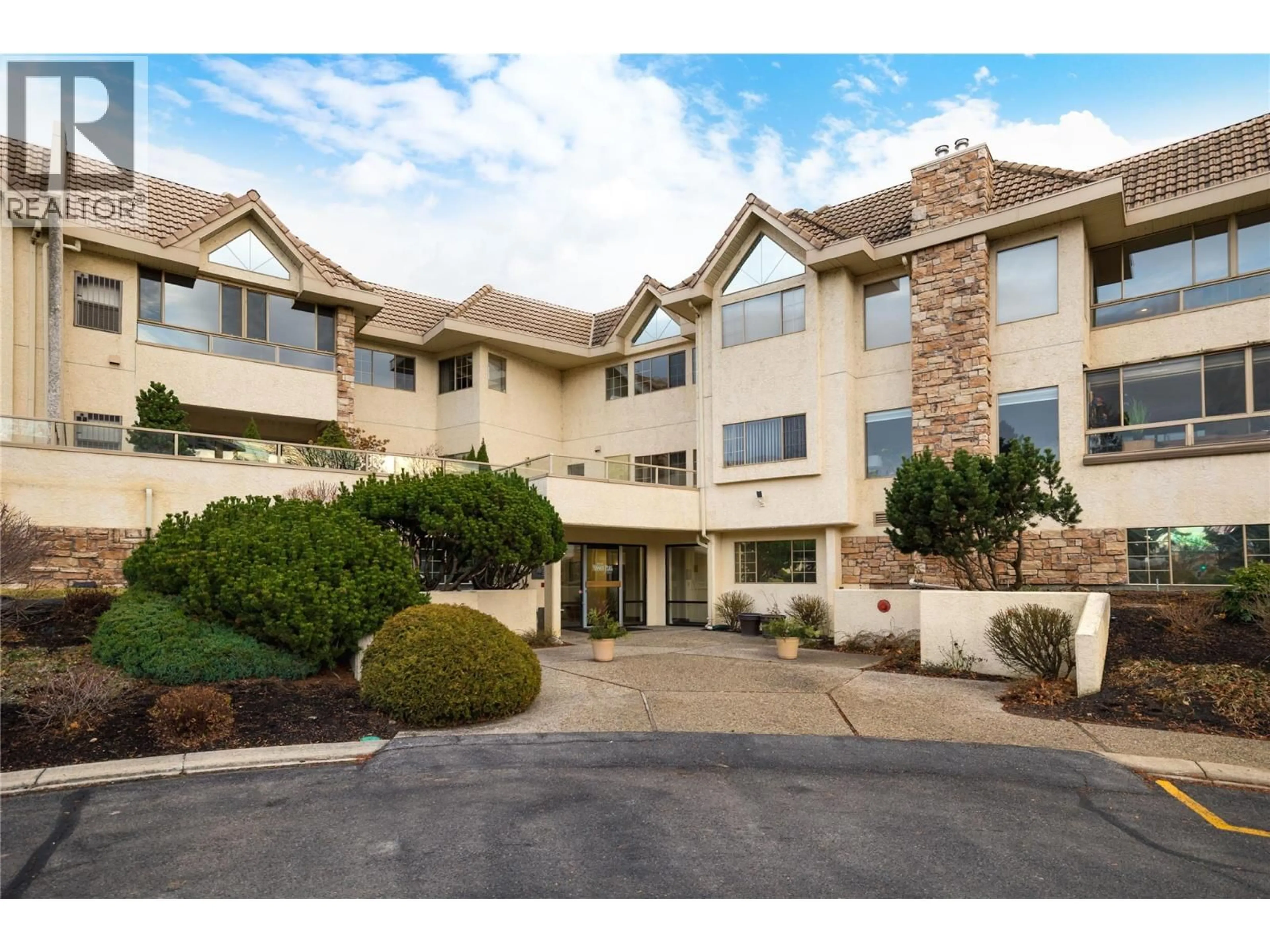 Indoor foyer for 213 - 3335 RICHTER STREET, Kelowna British Columbia V1W3Y1