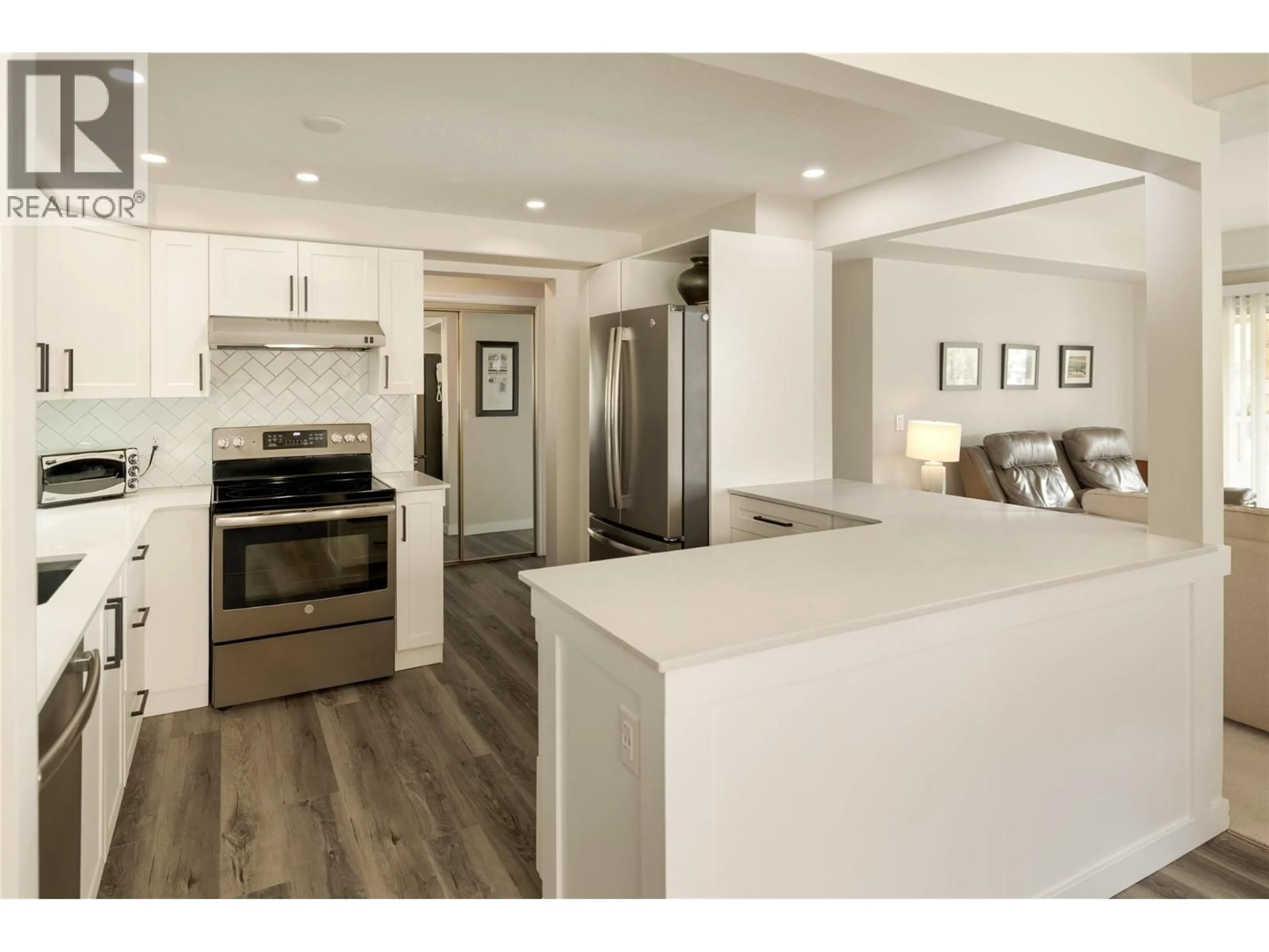 Open concept kitchen, wood/laminate floor for 213 - 3335 RICHTER STREET, Kelowna British Columbia V1W3Y1