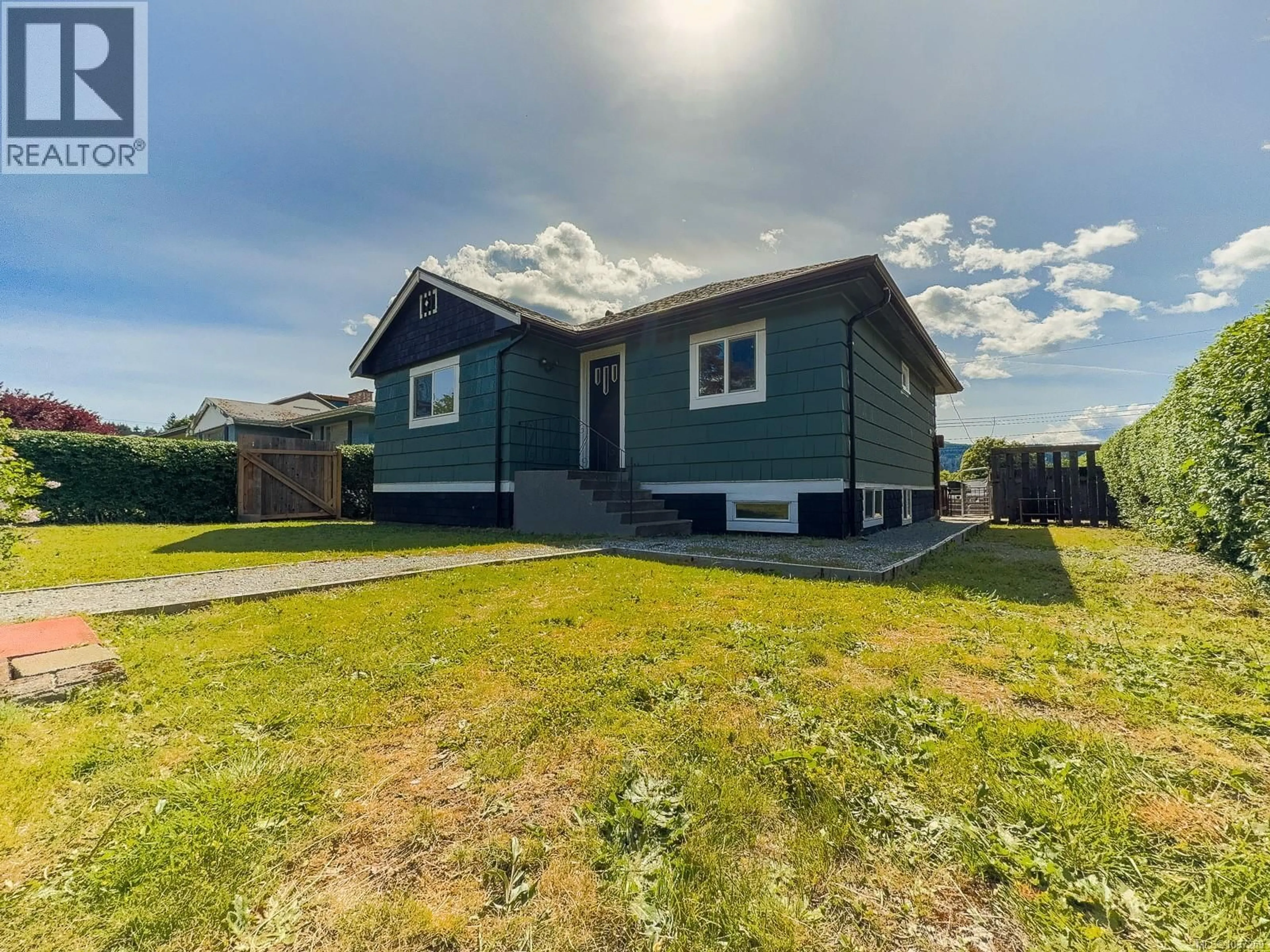 A pic from outside/outdoor area/front of a property/back of a property/a pic from drone, street for 2544 8TH AVENUE, Port Alberni British Columbia V9Y2L7