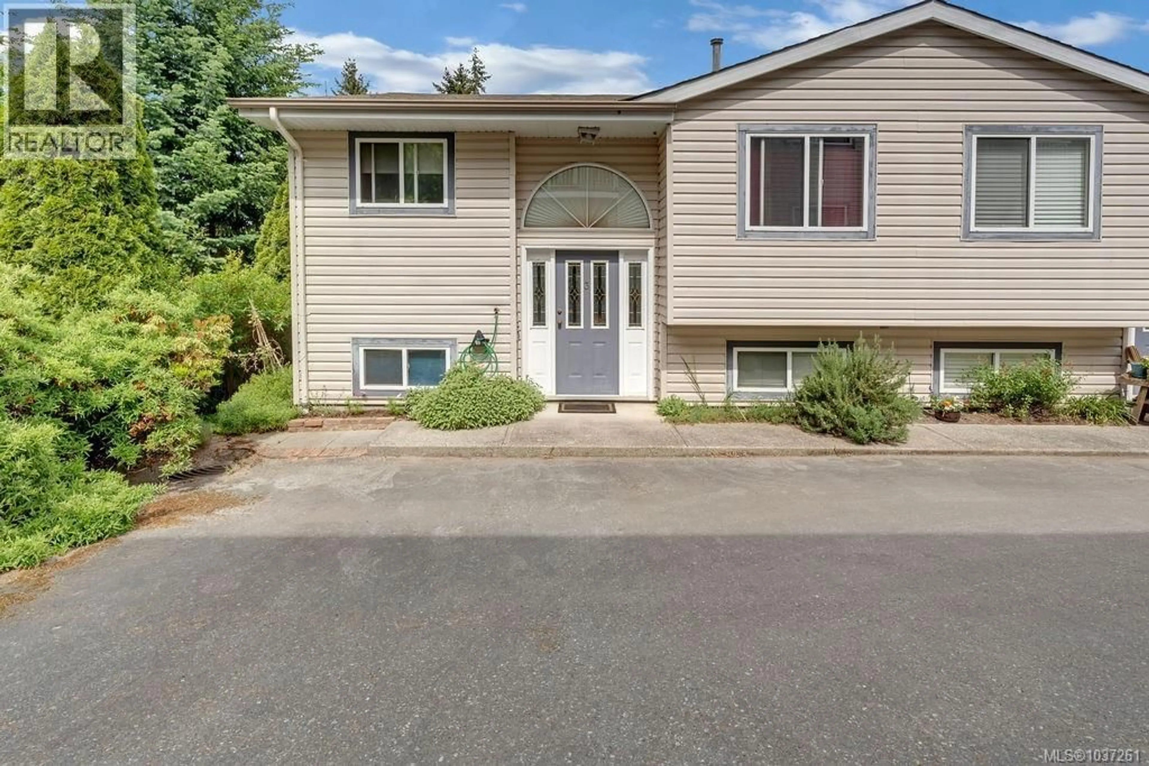 Home with vinyl exterior material, street for 3 - 1129A 2ND AVENUE, Ladysmith British Columbia V9G1A2