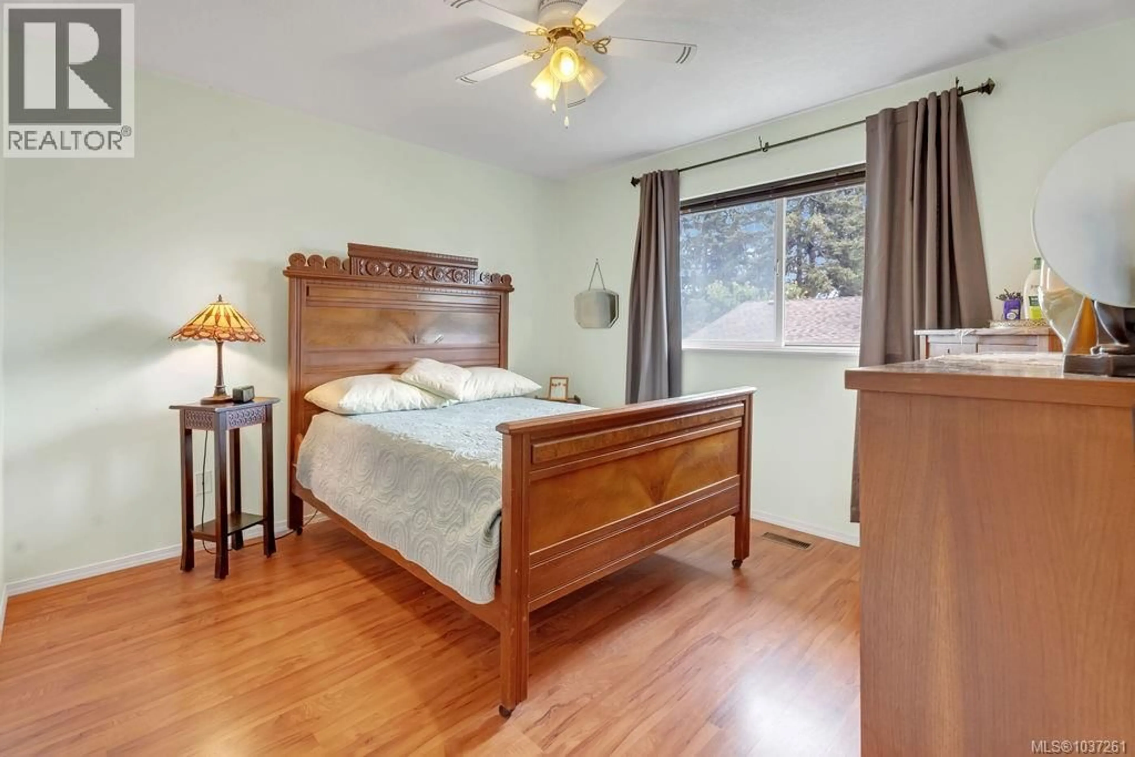 Bedroom with bed, wood/laminate floor for 3 - 1129A 2ND AVENUE, Ladysmith British Columbia V9G1A2