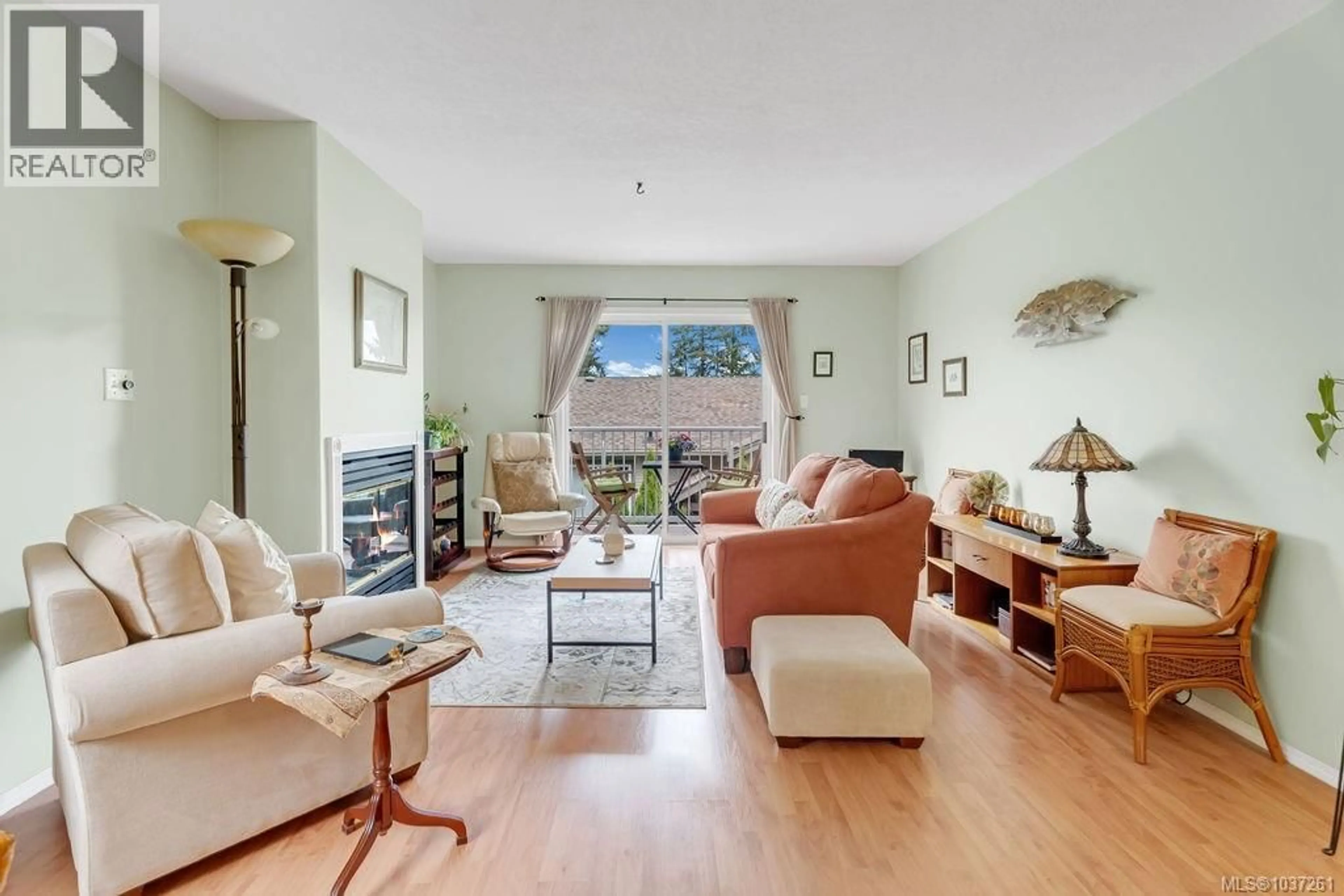 Living room with furniture, wood/laminate floor for 3 - 1129A 2ND AVENUE, Ladysmith British Columbia V9G1A2