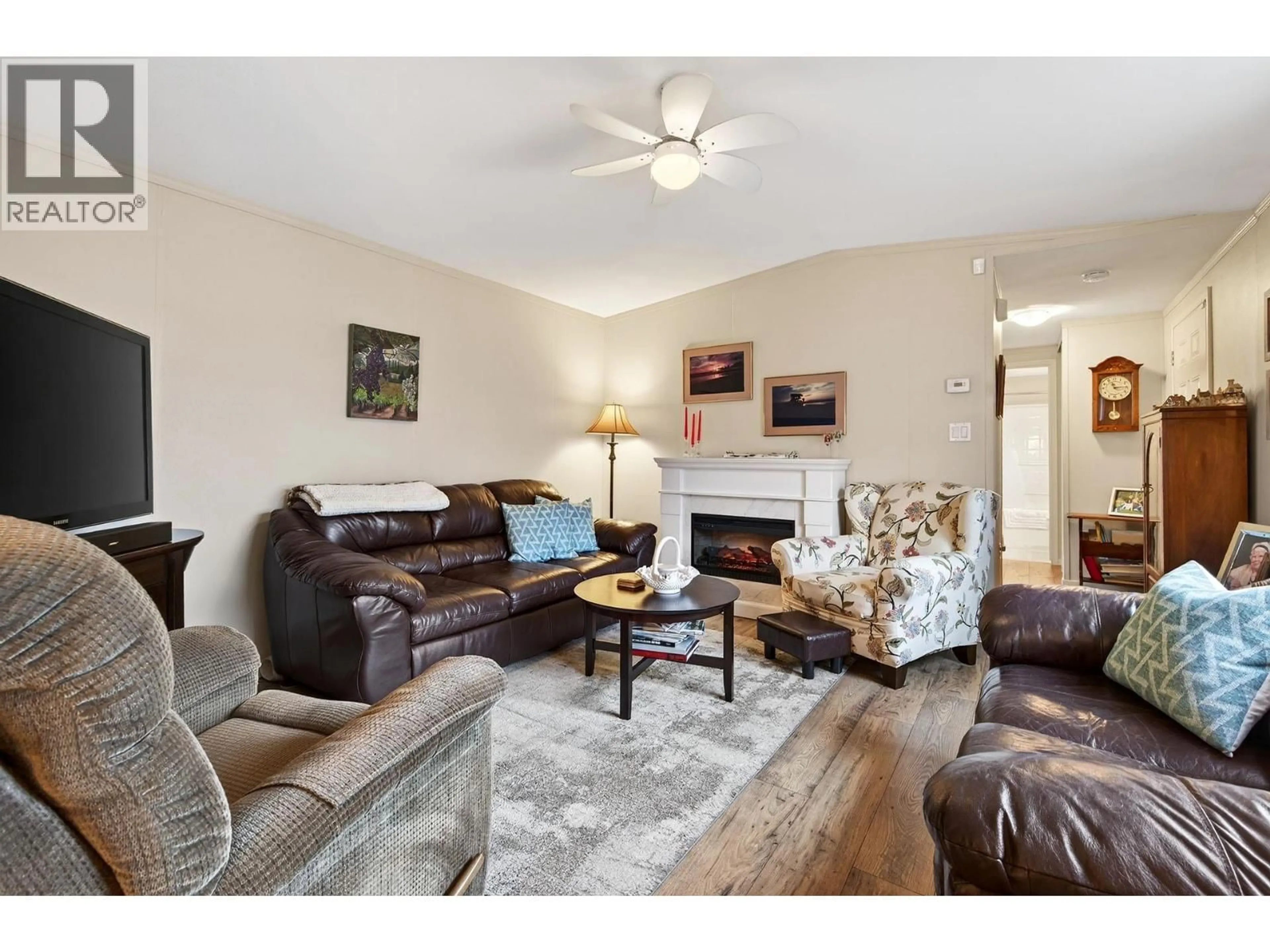 Living room with furniture, wood/laminate floor for 80 - 7545 DALLAS DRIVE, Kamloops British Columbia V2C6X9