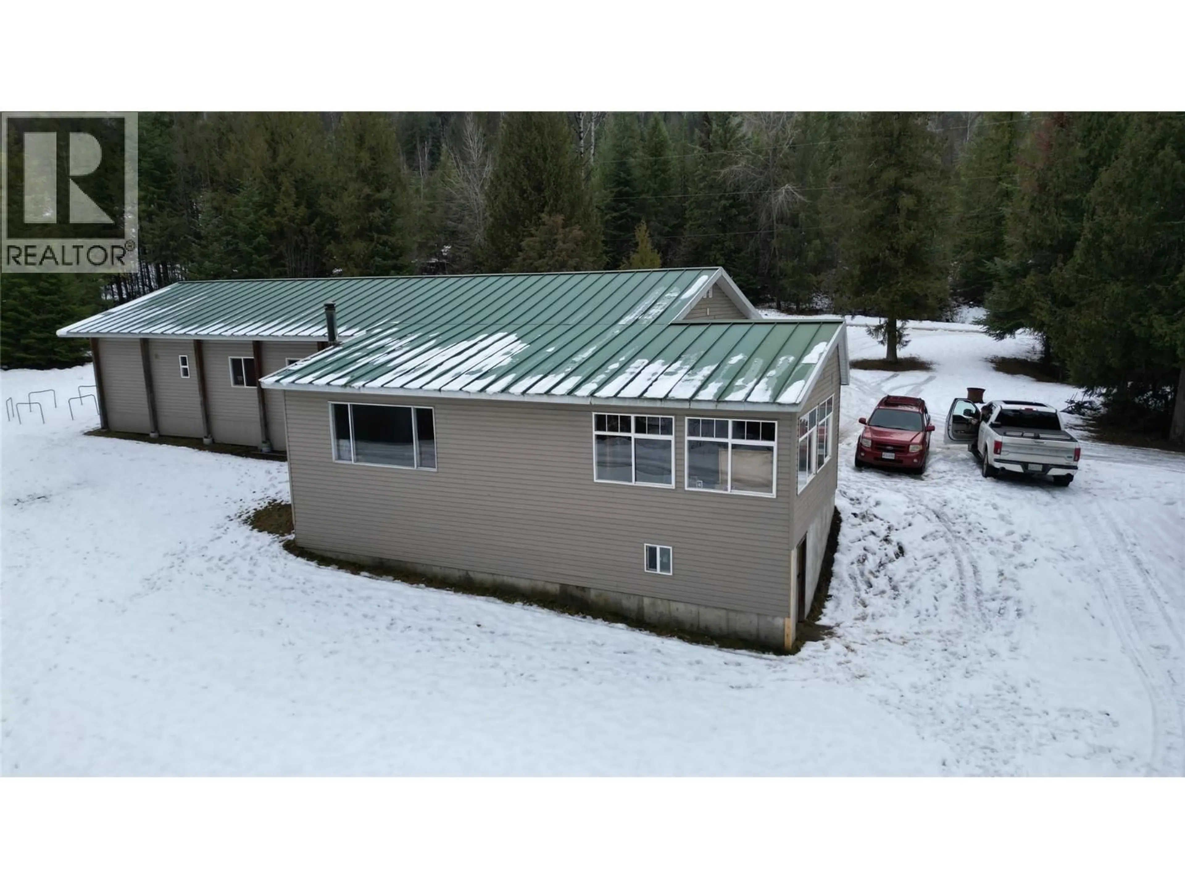 A pic from outside/outdoor area/front of a property/back of a property/a pic from drone, building for 1925 MCDANIELS ROAD, Castlegar British Columbia V1N4T2