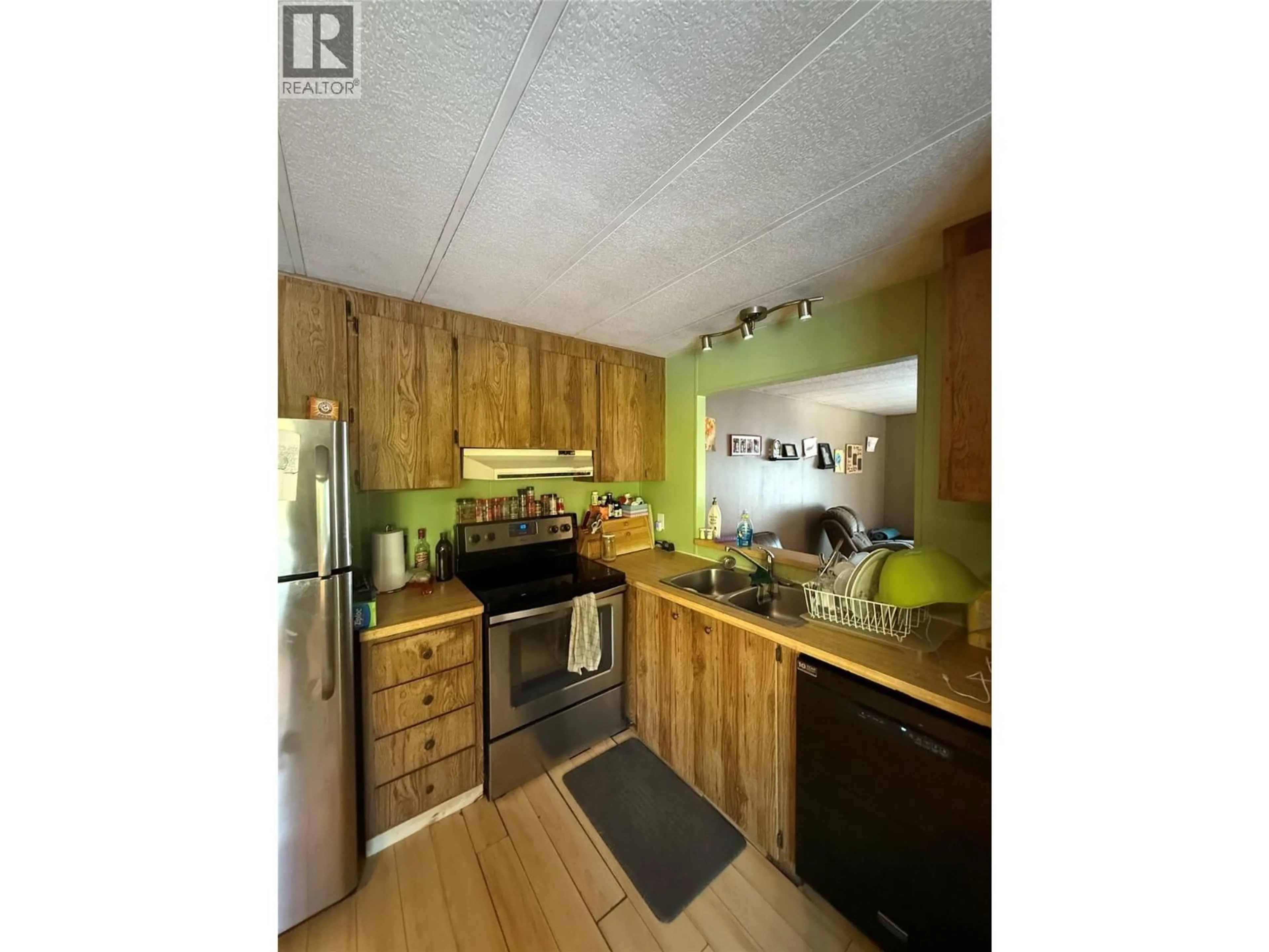 Standard kitchen, wood/laminate floor for 1925 MCDANIELS ROAD, Castlegar British Columbia V1N4T2