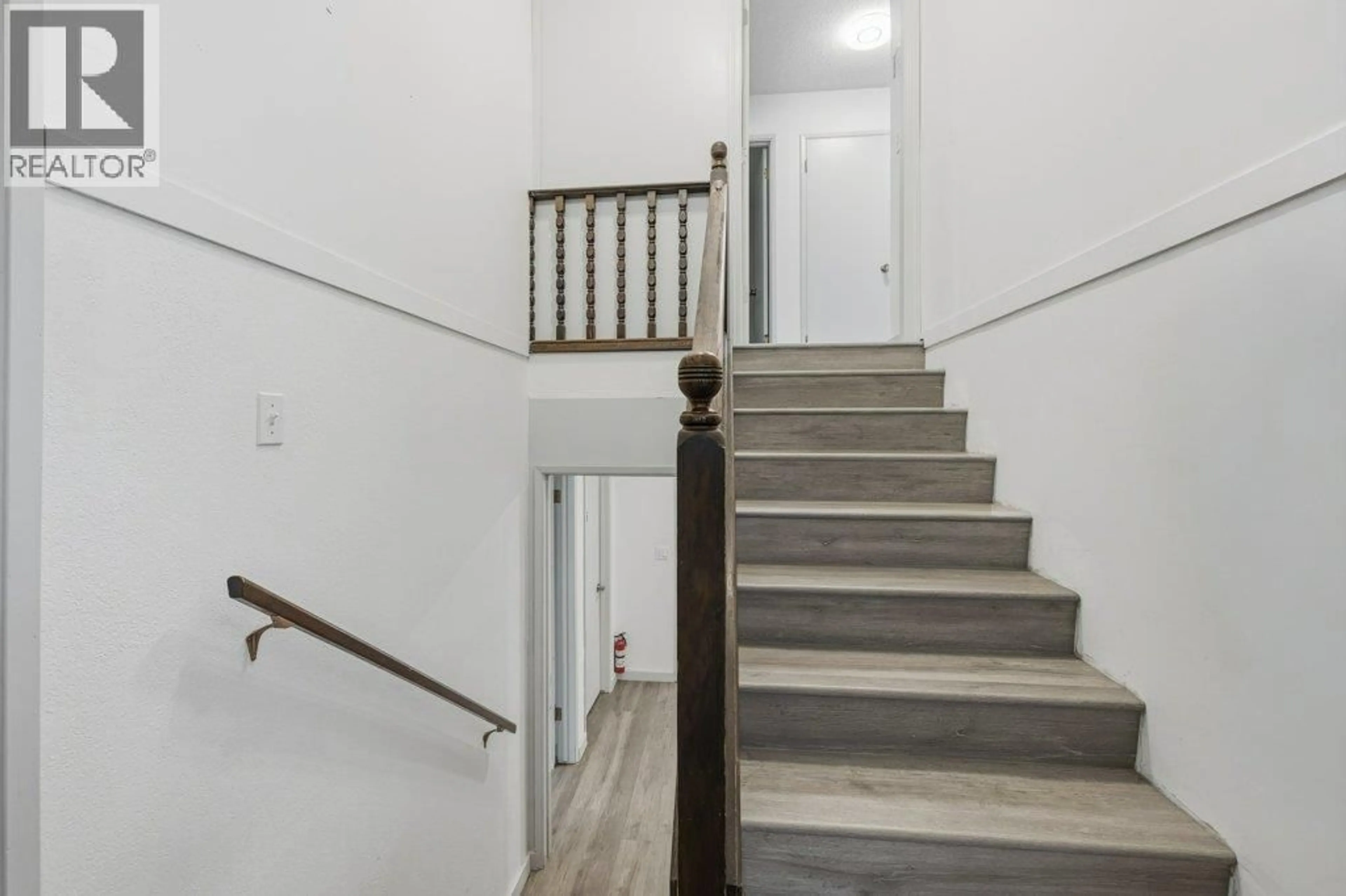Stairs for 482 KEITHLEY ROAD, Kelowna British Columbia V1X2N7