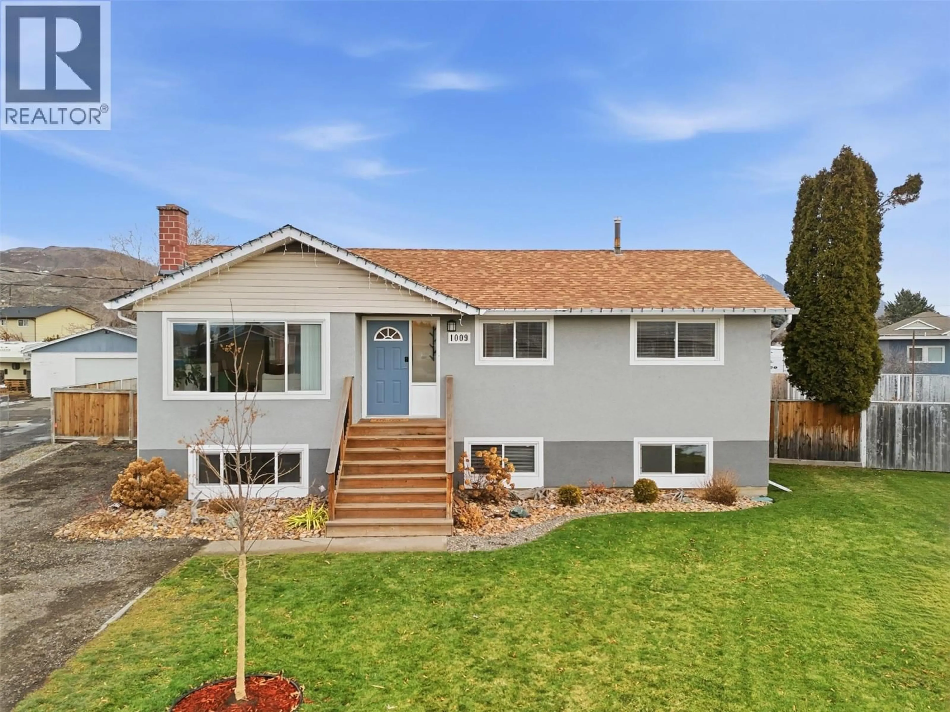Home with vinyl exterior material, street for 1009 CALMAR PLACE, Kamloops British Columbia V2B4T2