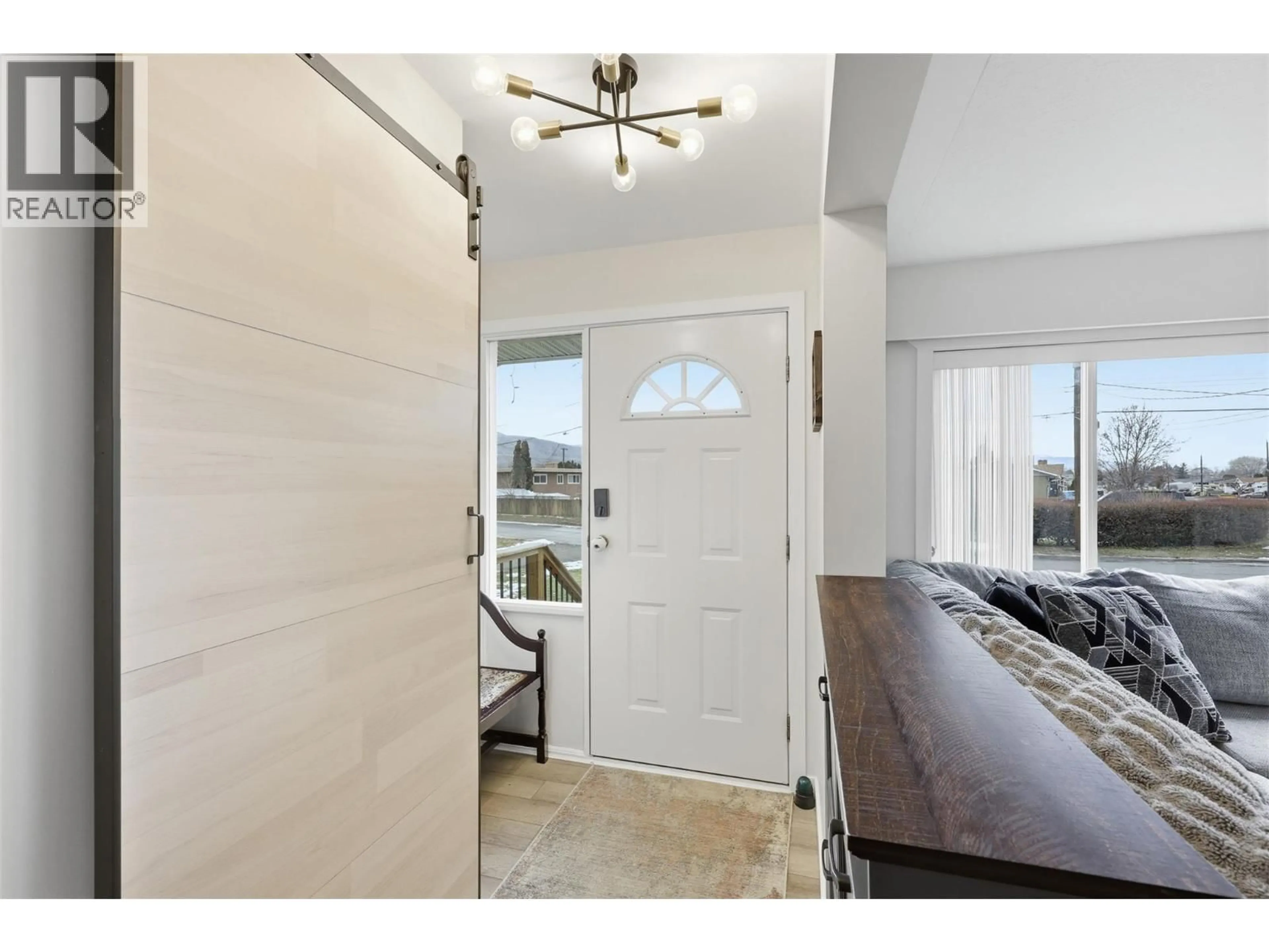 Indoor entryway for 1009 CALMAR PLACE, Kamloops British Columbia V2B4T2