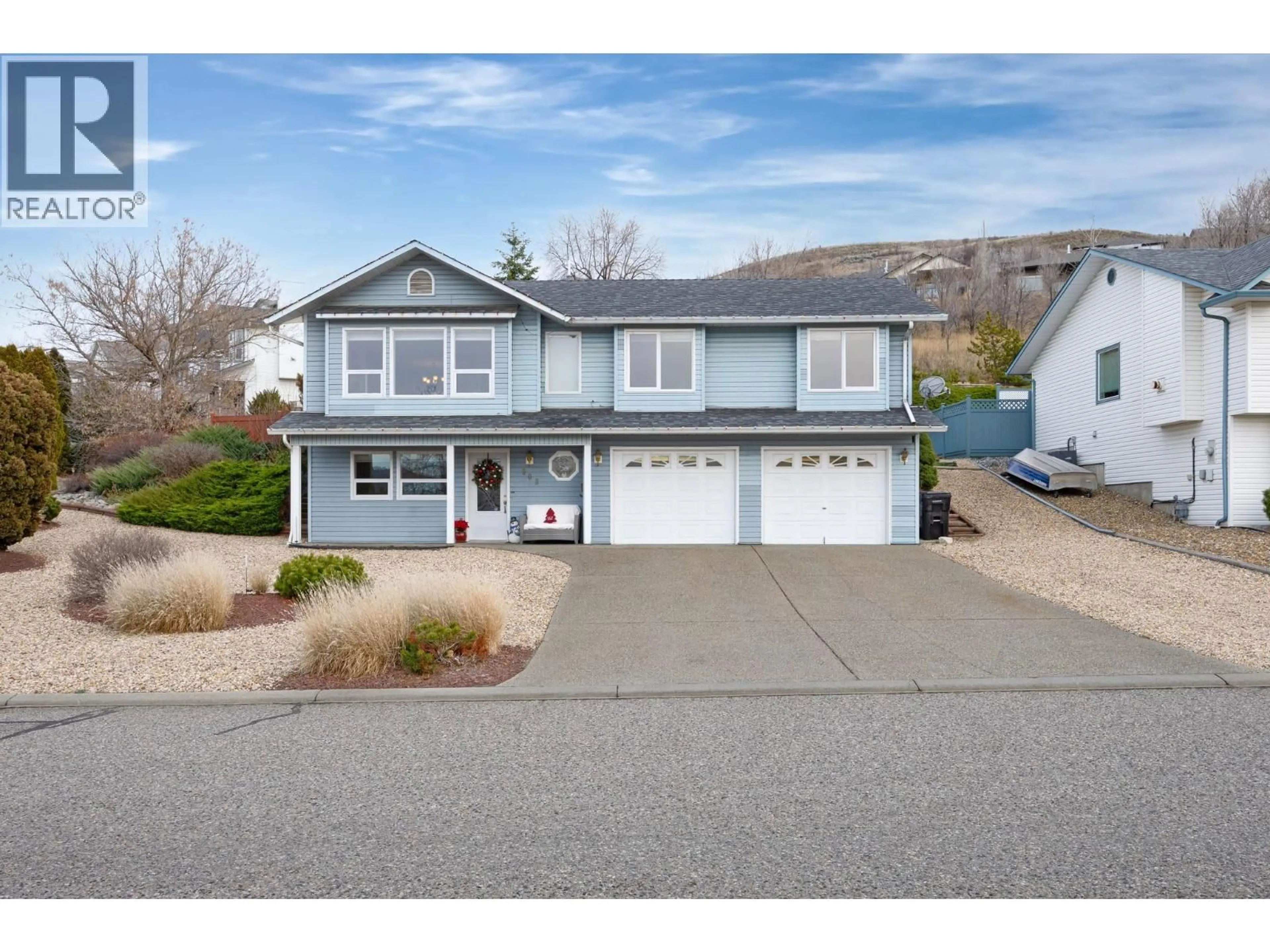 Home with vinyl exterior material, street for 609 MT FOSTHALL PLACE, Vernon British Columbia V1B2W2