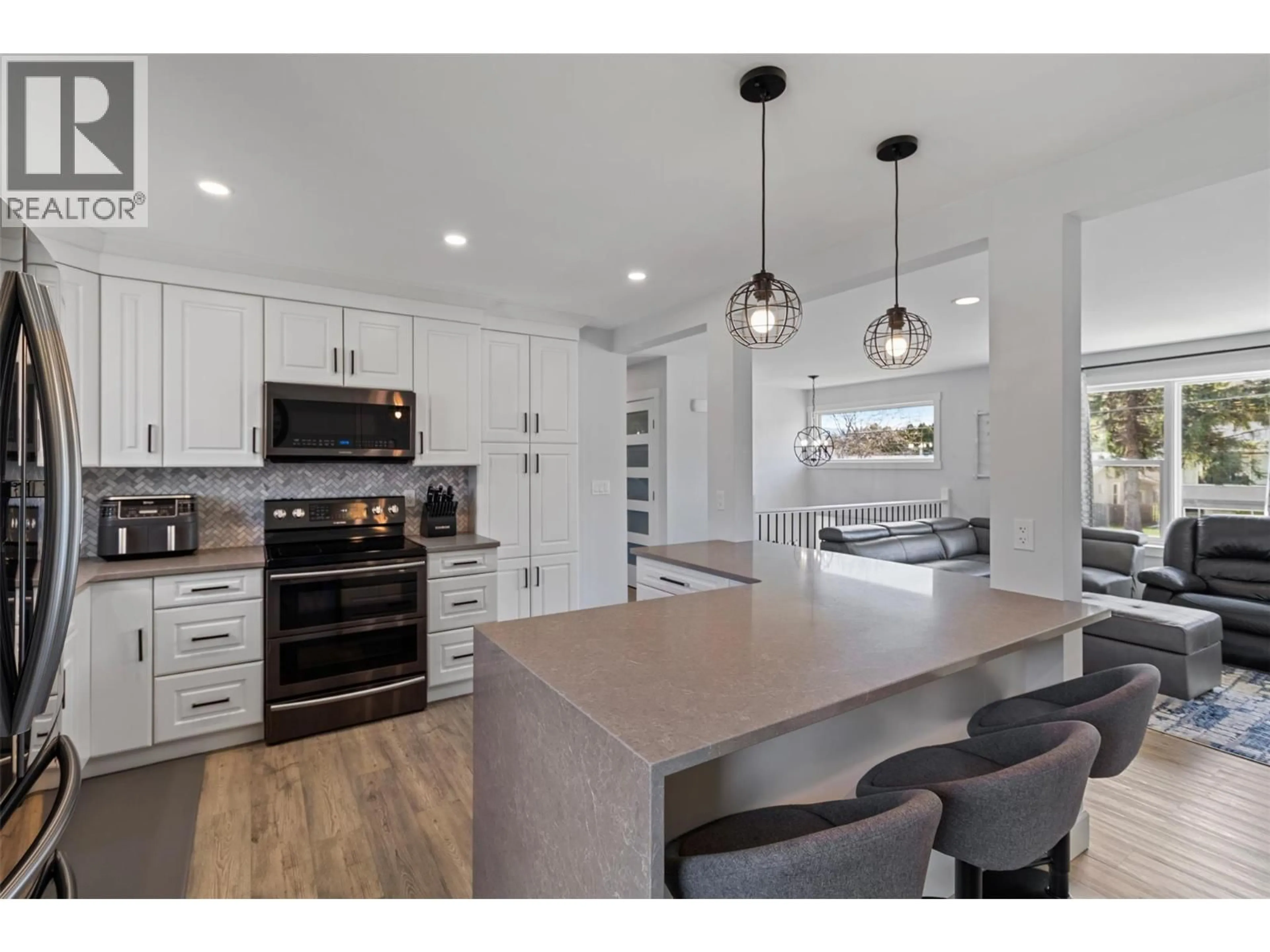 Open concept kitchen, unknown for 689 VALDES DRIVE, Kamloops British Columbia V2B5J1