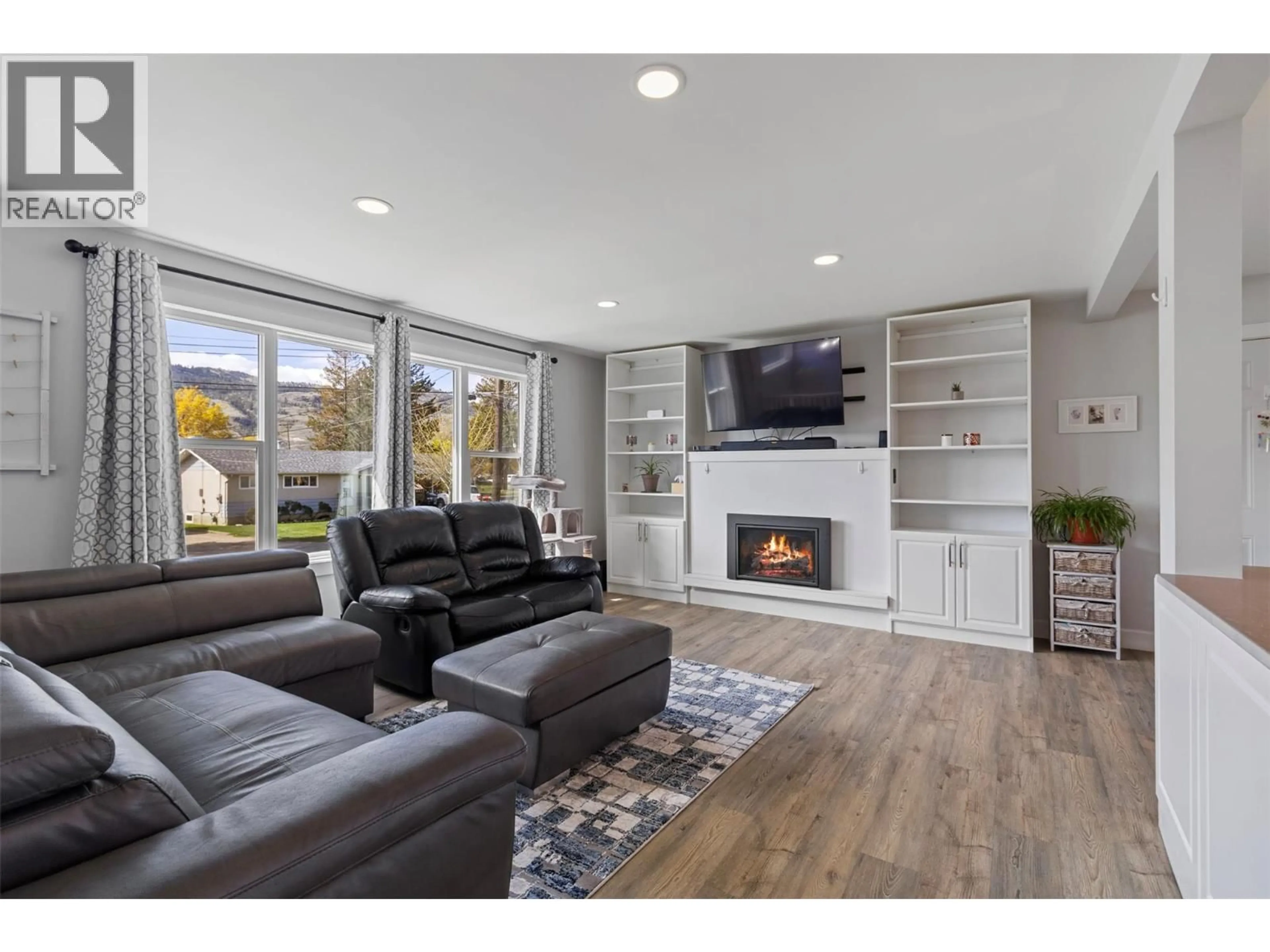 Living room with furniture, unknown for 689 VALDES DRIVE, Kamloops British Columbia V2B5J1