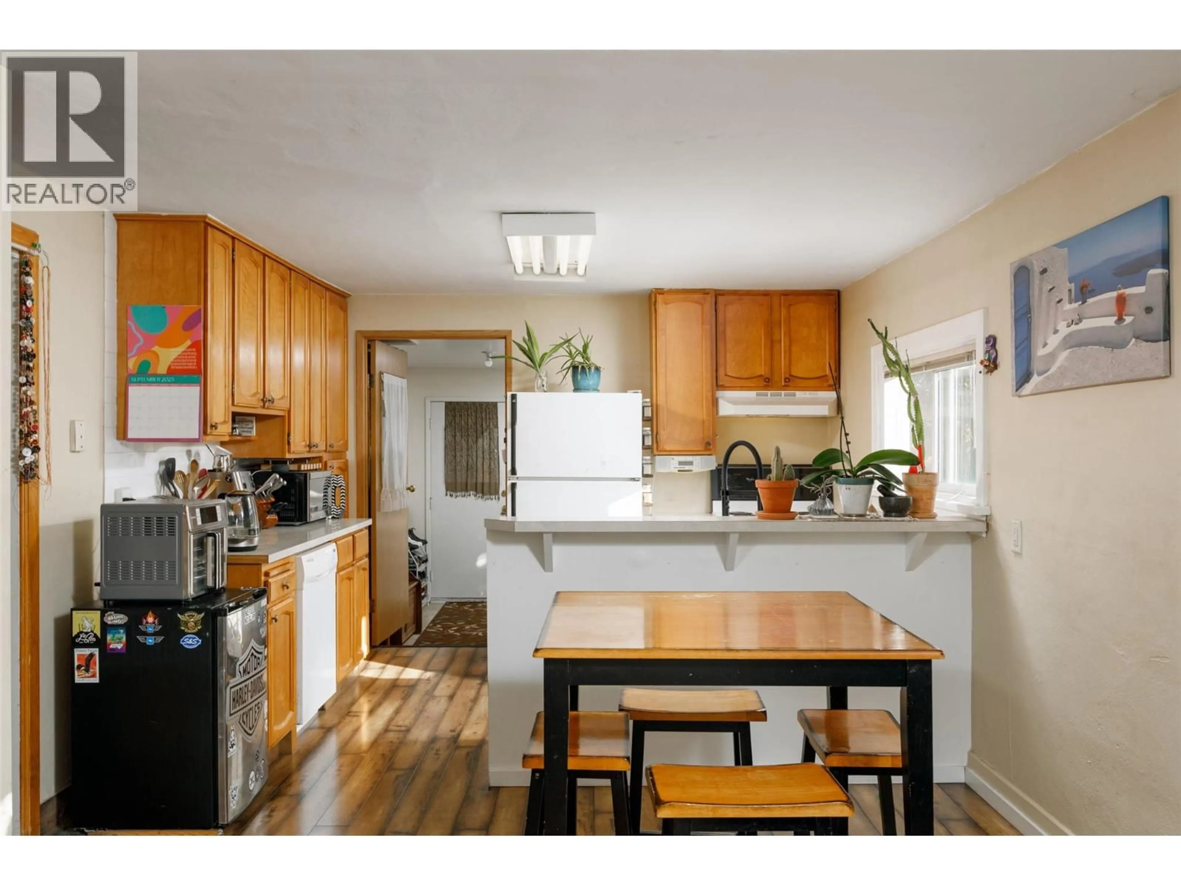 Open concept kitchen, wood/laminate floor for 858 CAWSTON AVENUE, Kelowna British Columbia V1Y6Z7