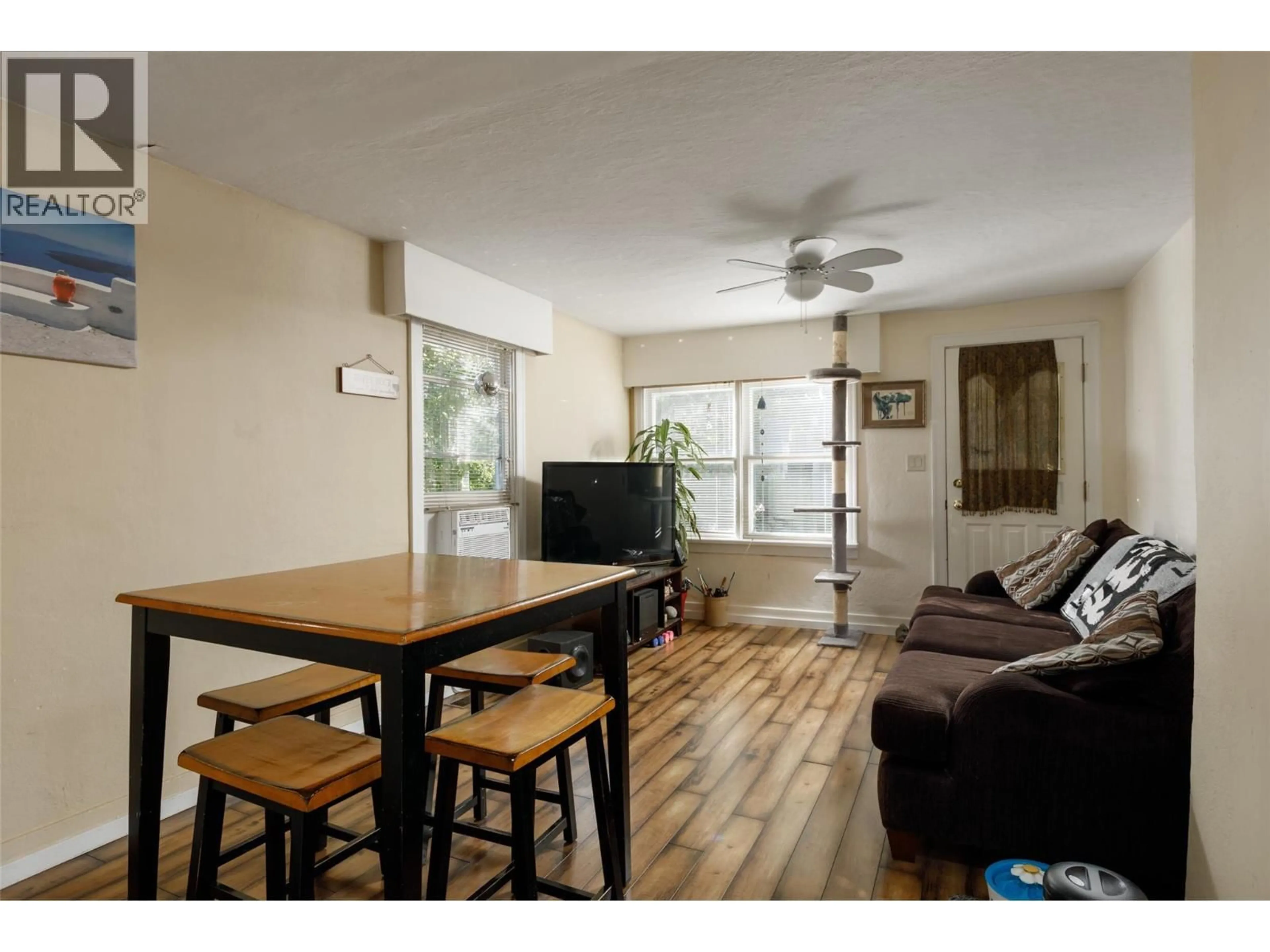 Living room with furniture, wood/laminate floor for 858 CAWSTON AVENUE, Kelowna British Columbia V1Y6Z7