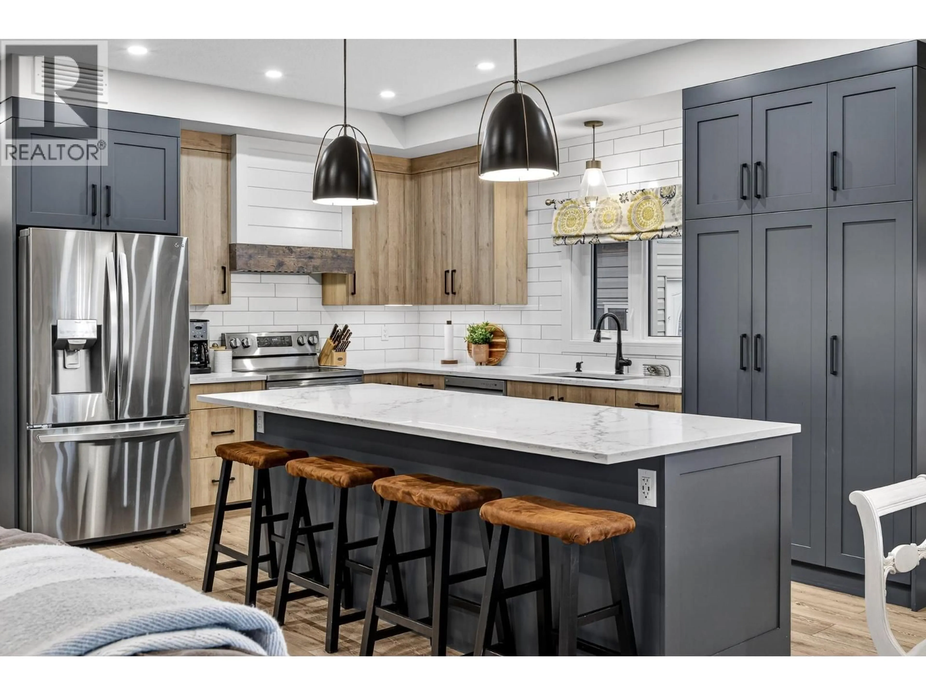 Contemporary kitchen, unknown for 1651 KOOCANUSA LAKE DRIVE, Lake Koocanusa British Columbia V0B1T4