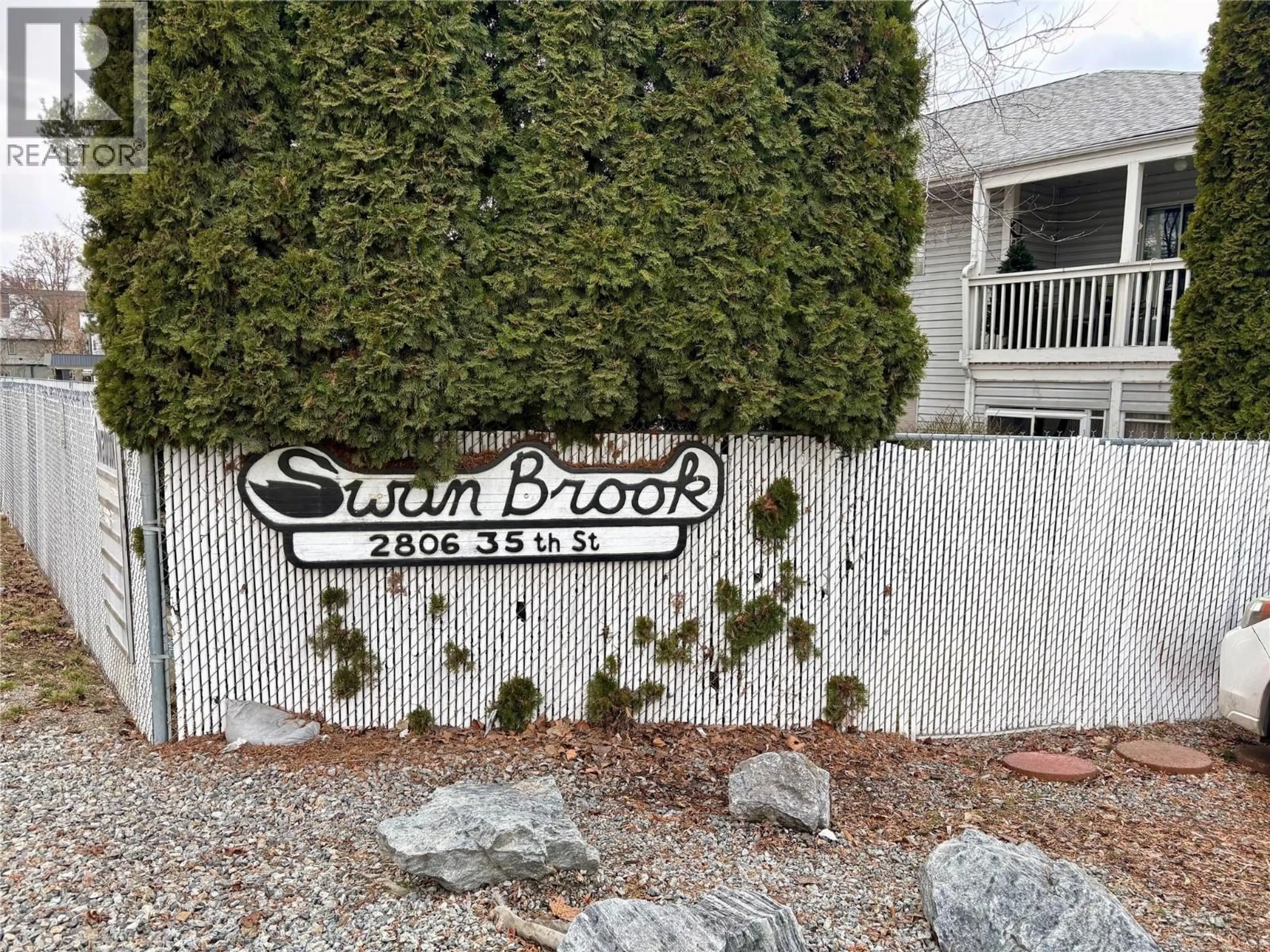 Patio, street for 101 - 2806 35 STREET, Vernon British Columbia v1t6b5