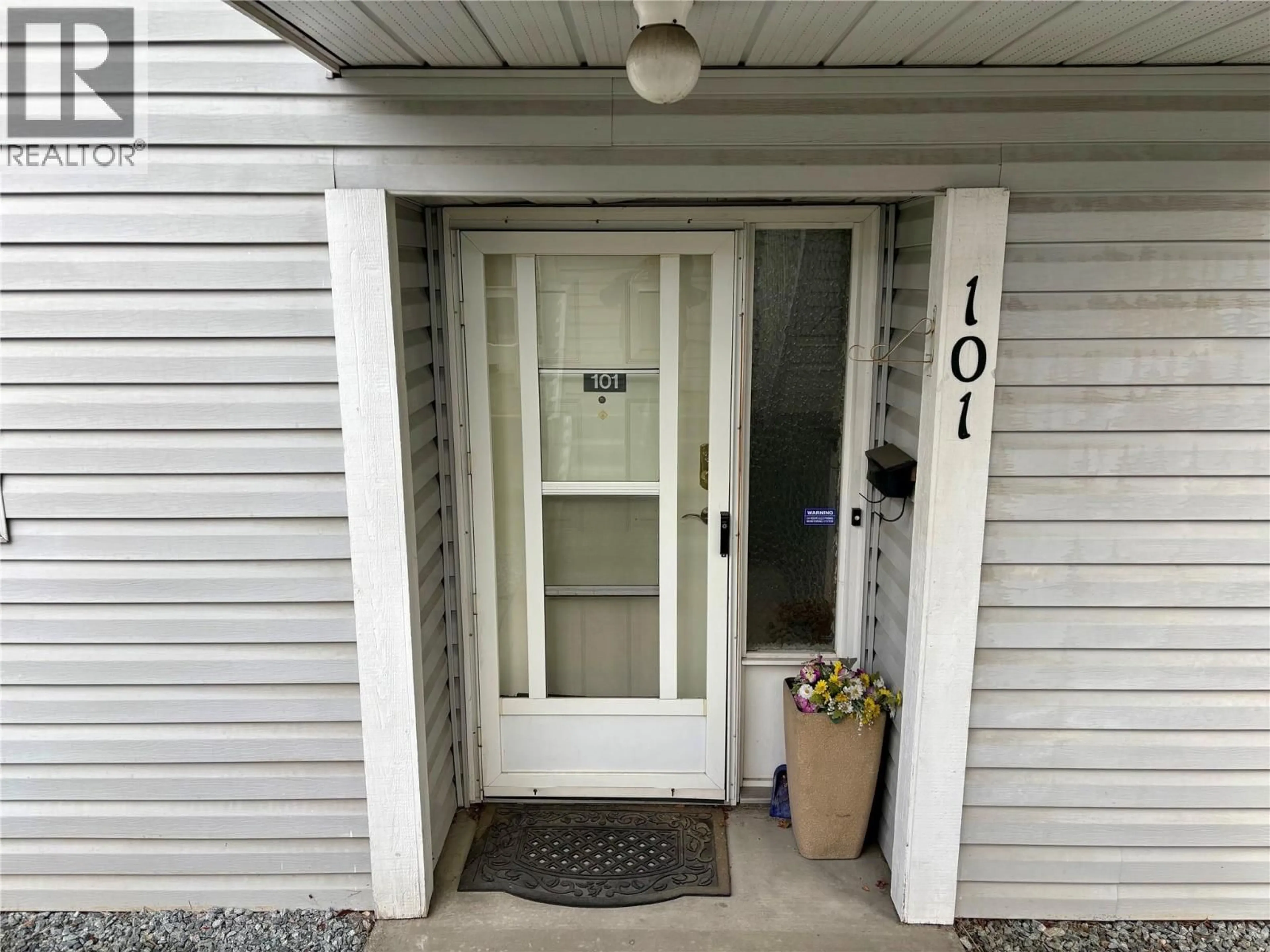 Indoor entryway for 101 - 2806 35 STREET, Vernon British Columbia v1t6b5