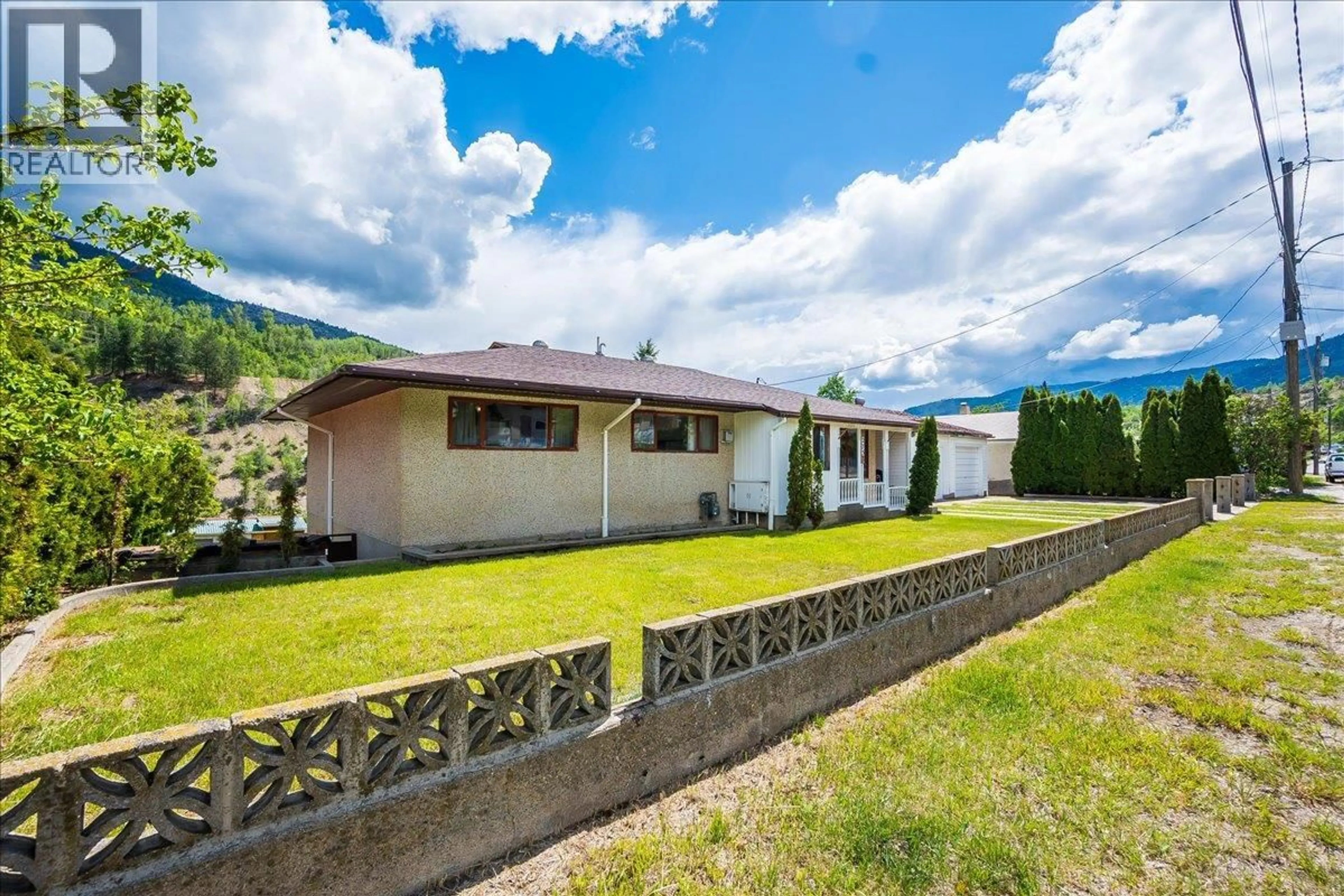 A pic from outside/outdoor area/front of a property/back of a property/a pic from drone, unknown for 275 2ND AVENUE, Rivervale British Columbia V1R4V3