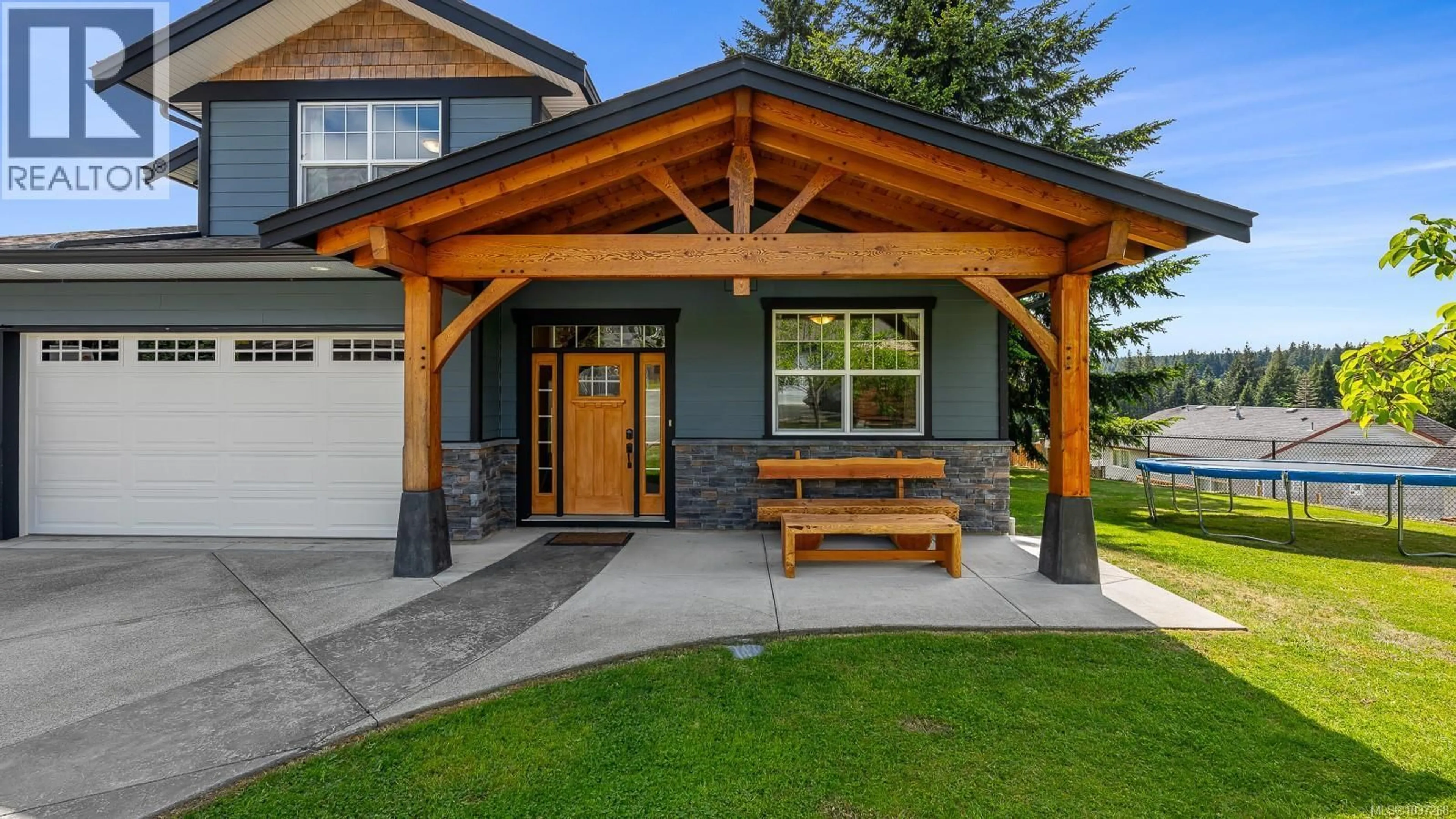 Home with vinyl exterior material, street for 405 ROCKLAND ROAD, Campbell River British Columbia V9W1N7