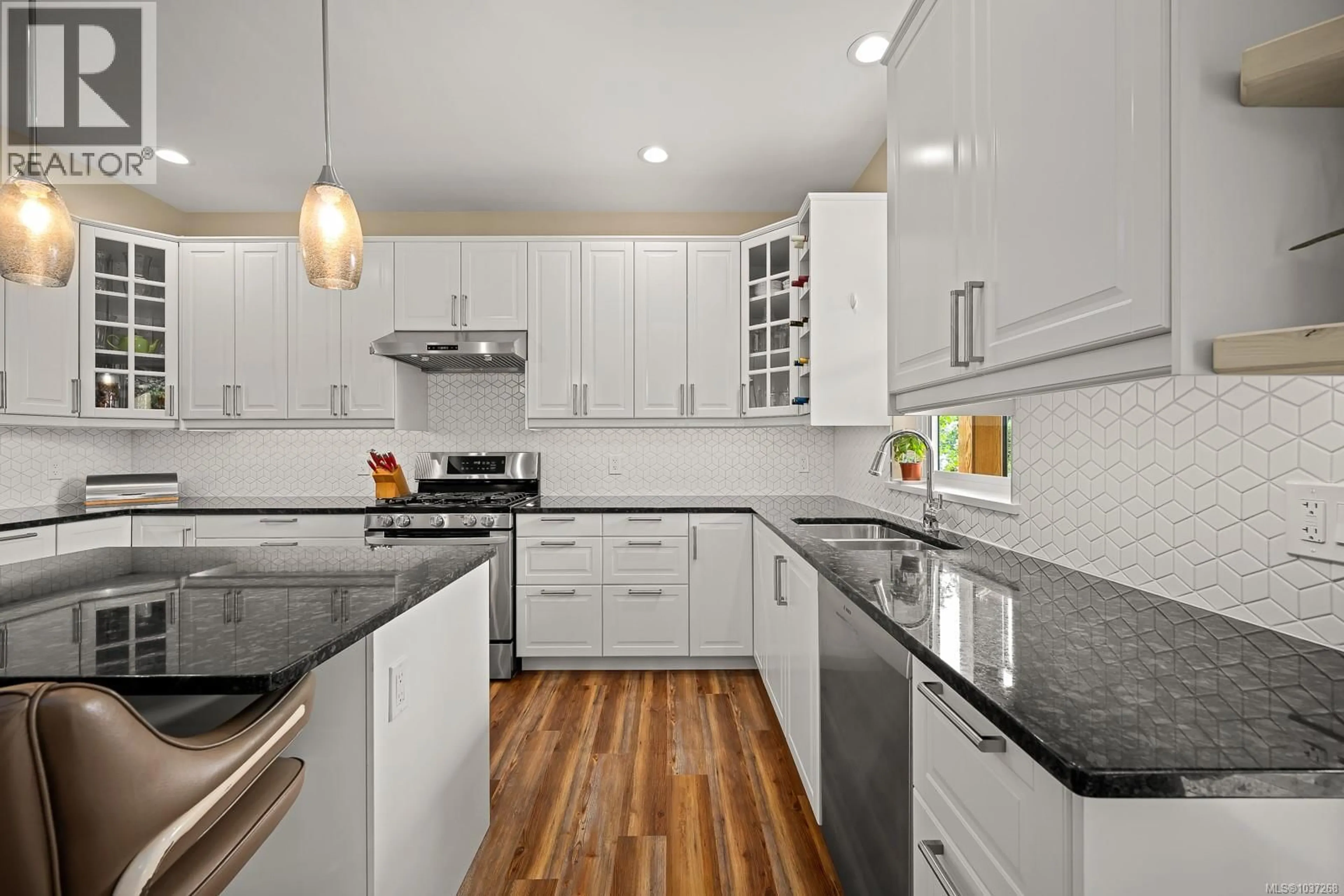 Contemporary kitchen, ceramic/tile floor for 405 ROCKLAND ROAD, Campbell River British Columbia V9W1N7