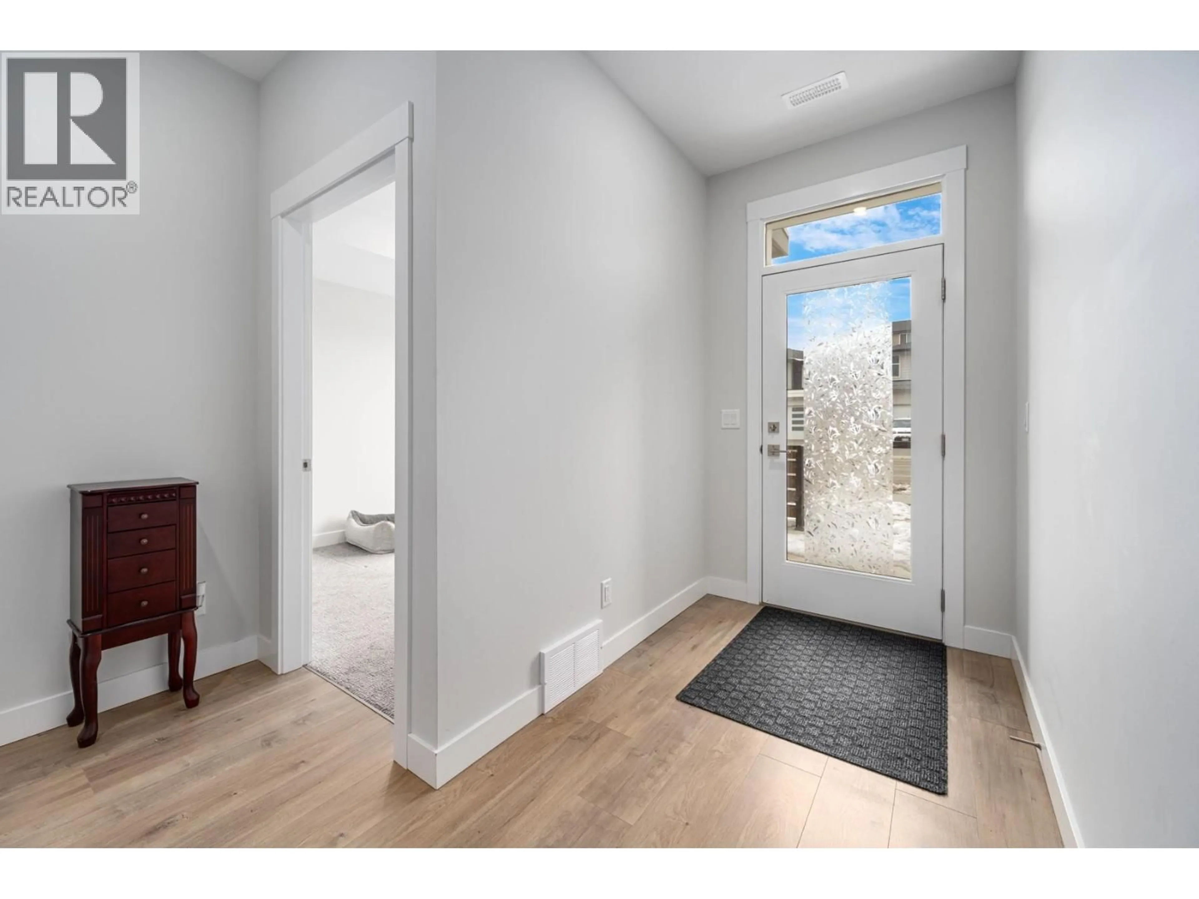 Indoor entryway for 111 - 1901 QU'APPELLE BOULEVARD, Kamloops British Columbia V2E0C9