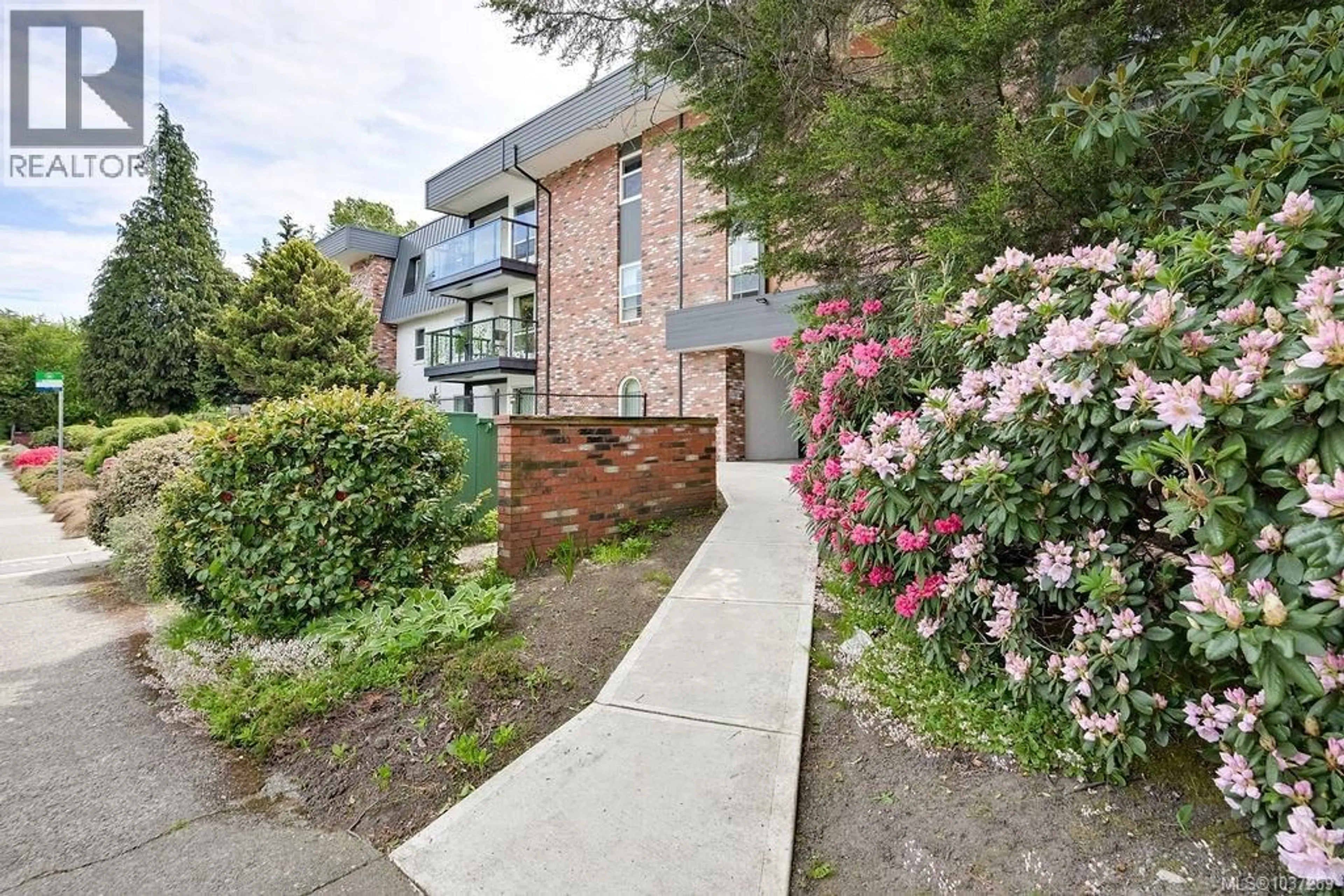 Unknown for 105 - 1725 CEDAR HILL CROSS ROAD, Saanich British Columbia V8P2P8