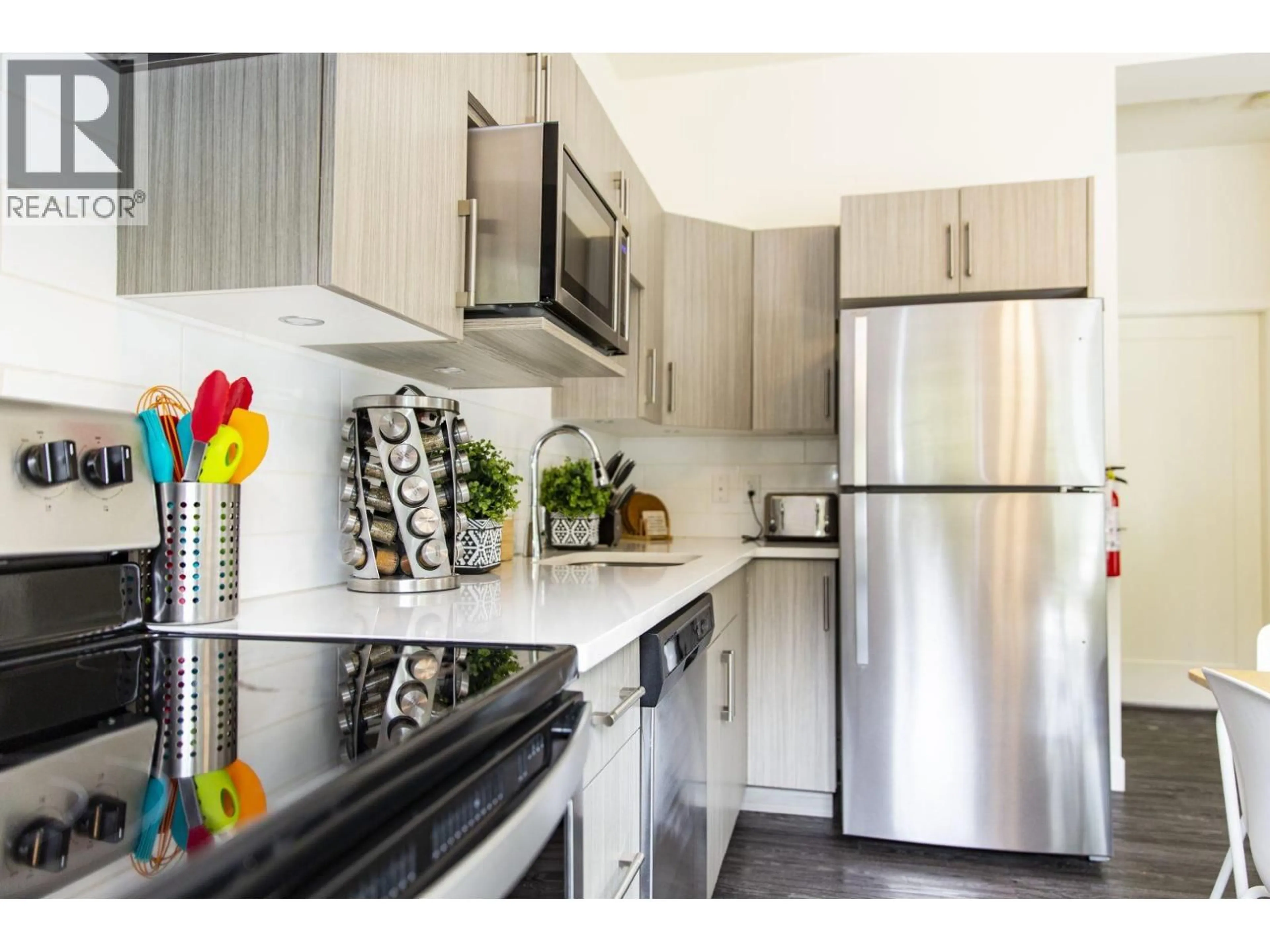 Contemporary kitchen, unknown for 5204 - 1901 NELS NELSON CRESCENT, Revelstoke British Columbia V0E2S3