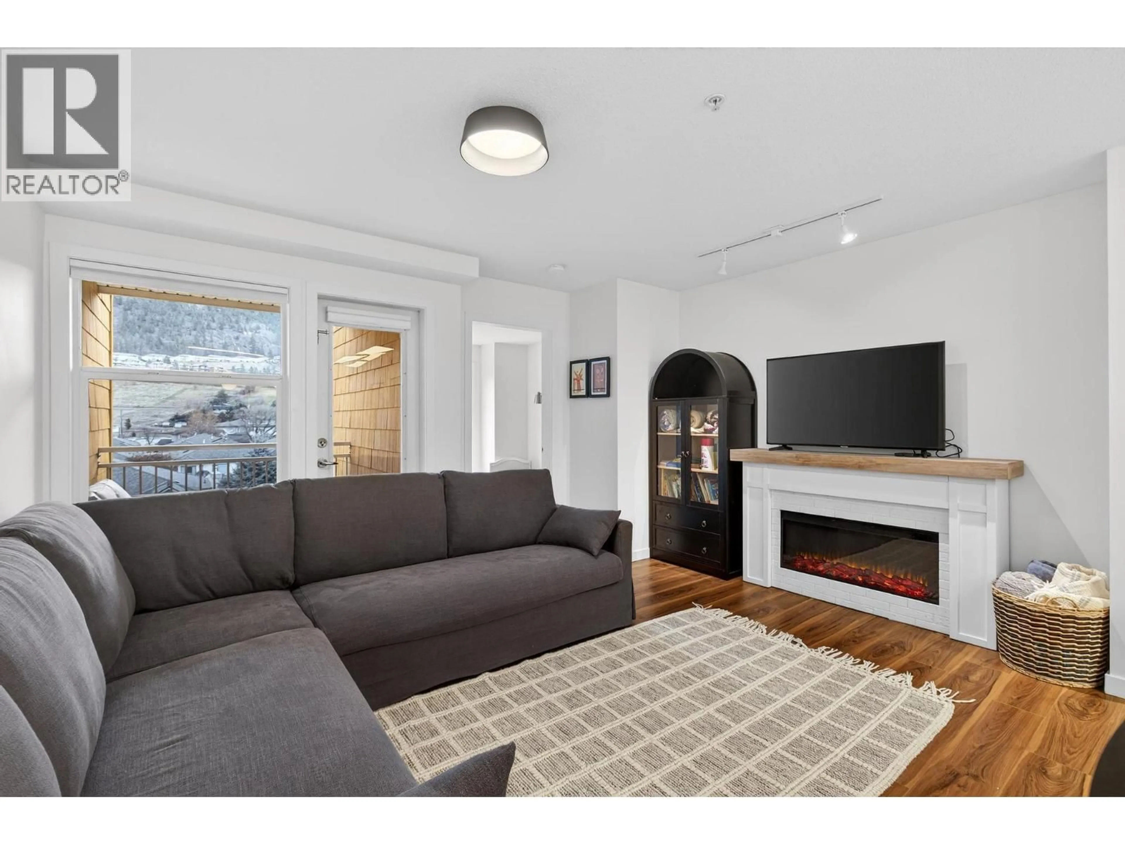 Living room with furniture, wood/laminate floor for 300 - 571 YATES ROAD, Kelowna British Columbia V1V2V5